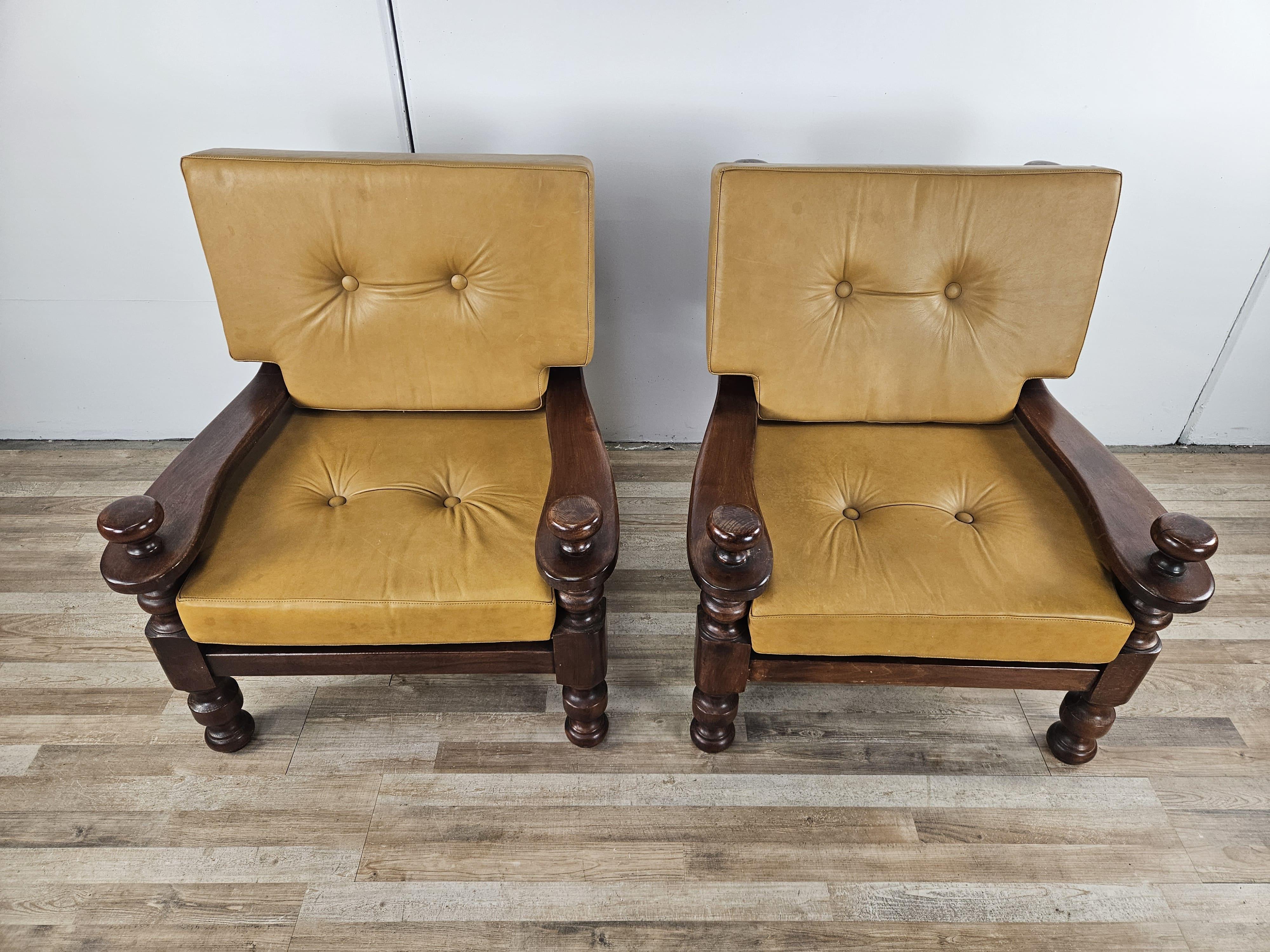 Late 20th Century Deux grands fauteuils des années 1980 en bois massif et cuir en vente