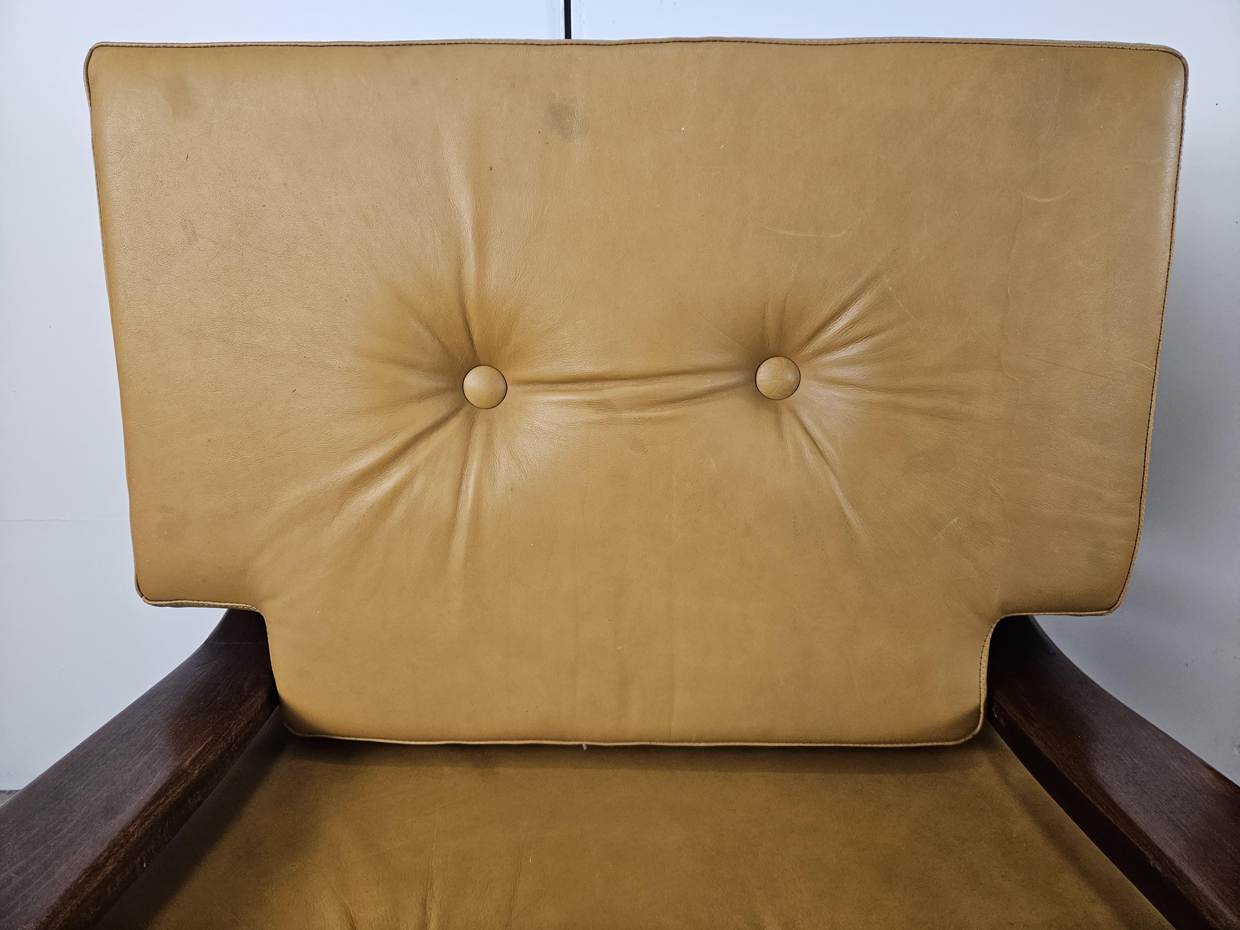Cuir Deux grands fauteuils des années 1980 en bois massif et cuir en vente