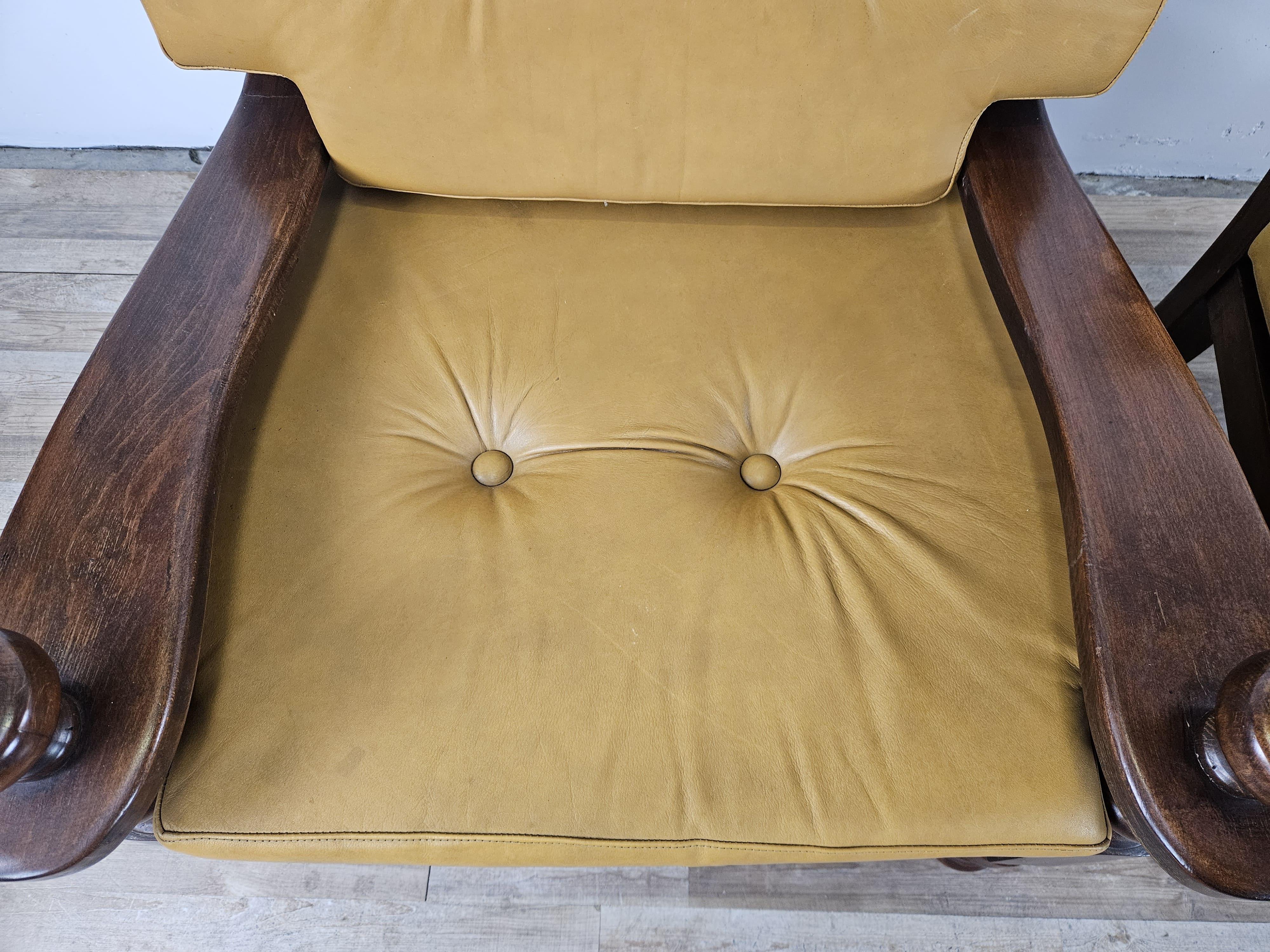 Deux grands fauteuils des années 1980 en bois massif et cuir en vente 1