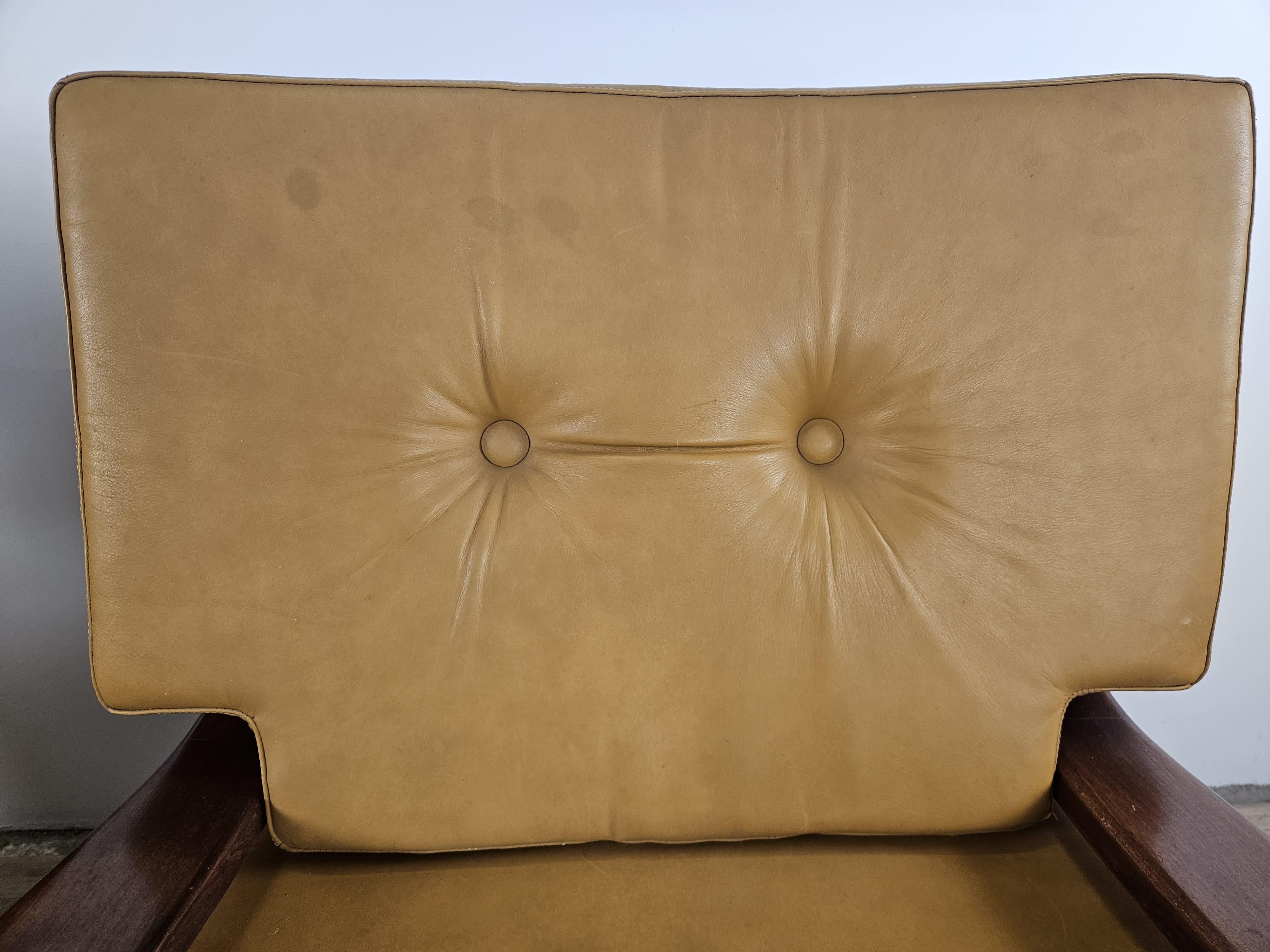 Deux grands fauteuils des années 1980 en bois massif et cuir en vente 2