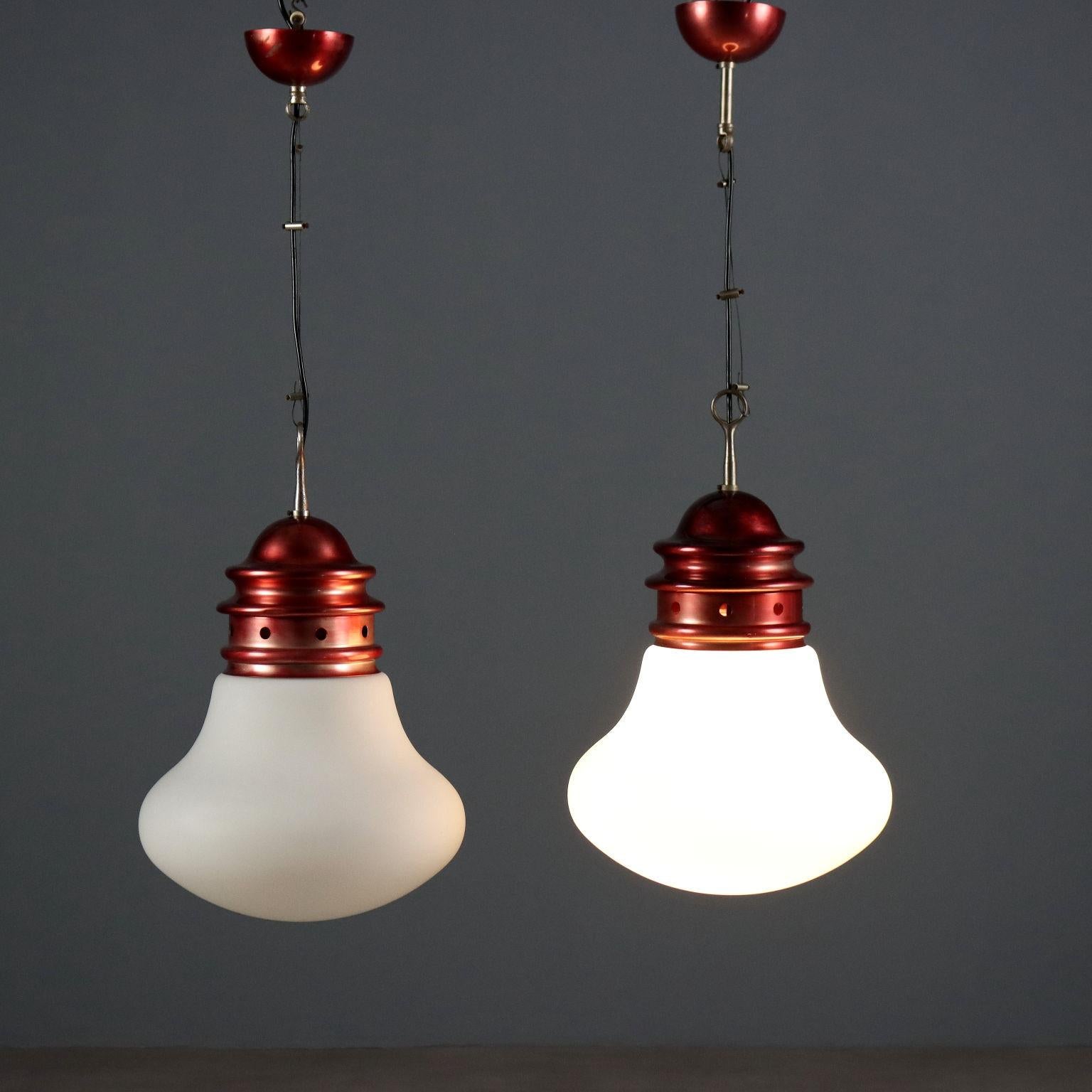 Ein Paar Vintage-Deckenlampen mit rotem Aluminiumrahmen und Opalglasdiffusor. Gewicht 3,4