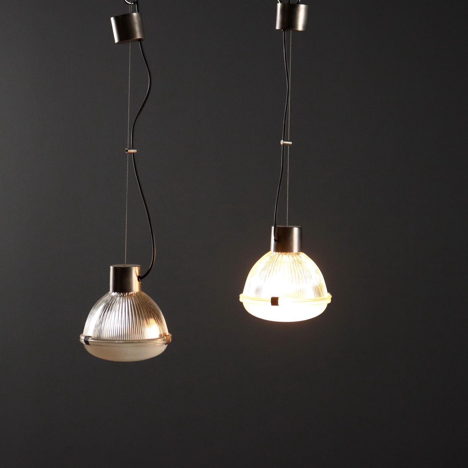 Coppia di lampade modello 4409 contro struttura in ottone e metallo laccato, diffusori in vetro stampato.