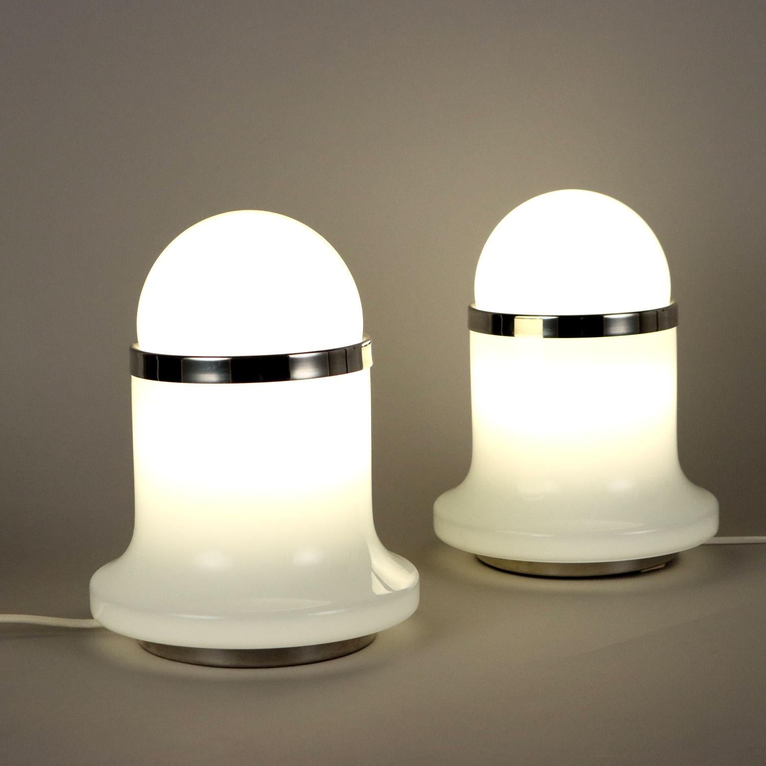 Coppia di lampada da tavolo vintage tipo space-age in vetro e metallo cromato disegnate da Goffredo Reggiani e prodotte negli anni '60. Riportano l'etichetta della manifattura.