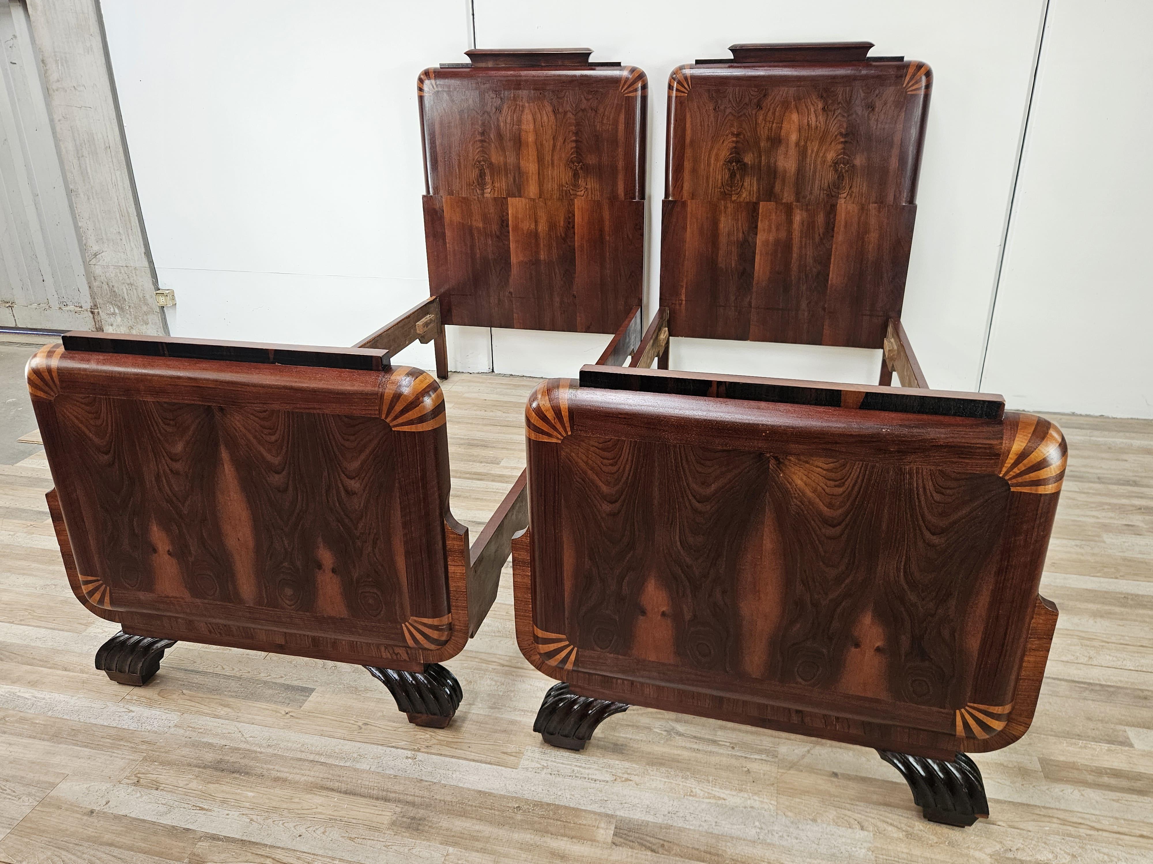 Paire de lits simples Art Déco des années 1940 avec cadre tapissé en ronce d'acajou et détails en érable rose.

Ils peuvent être utilisés individuellement ou par paires.

Notez les différentes sculptures le long de la base et au sommet de la tête de