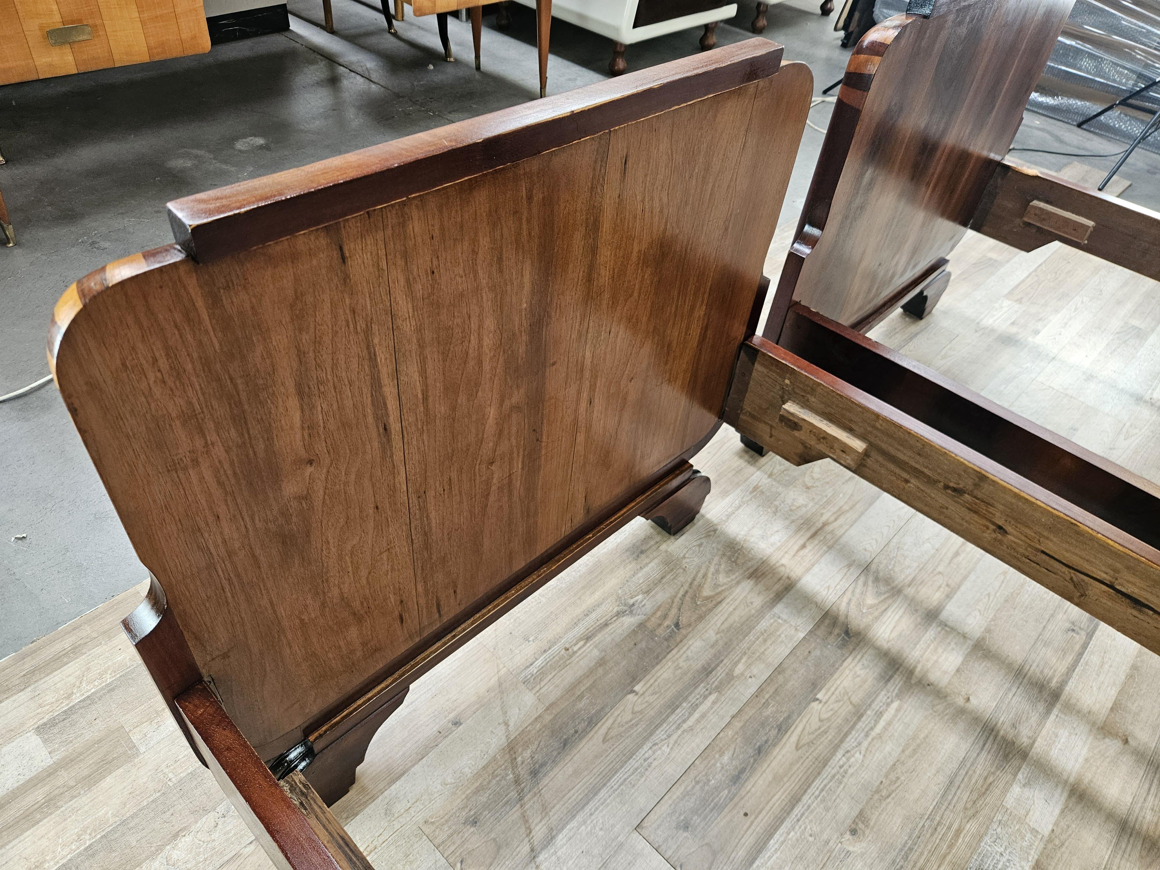 Deux lits simples Art Déco en acajou et érable rosé 20e siècle antique 1940 en vente 12