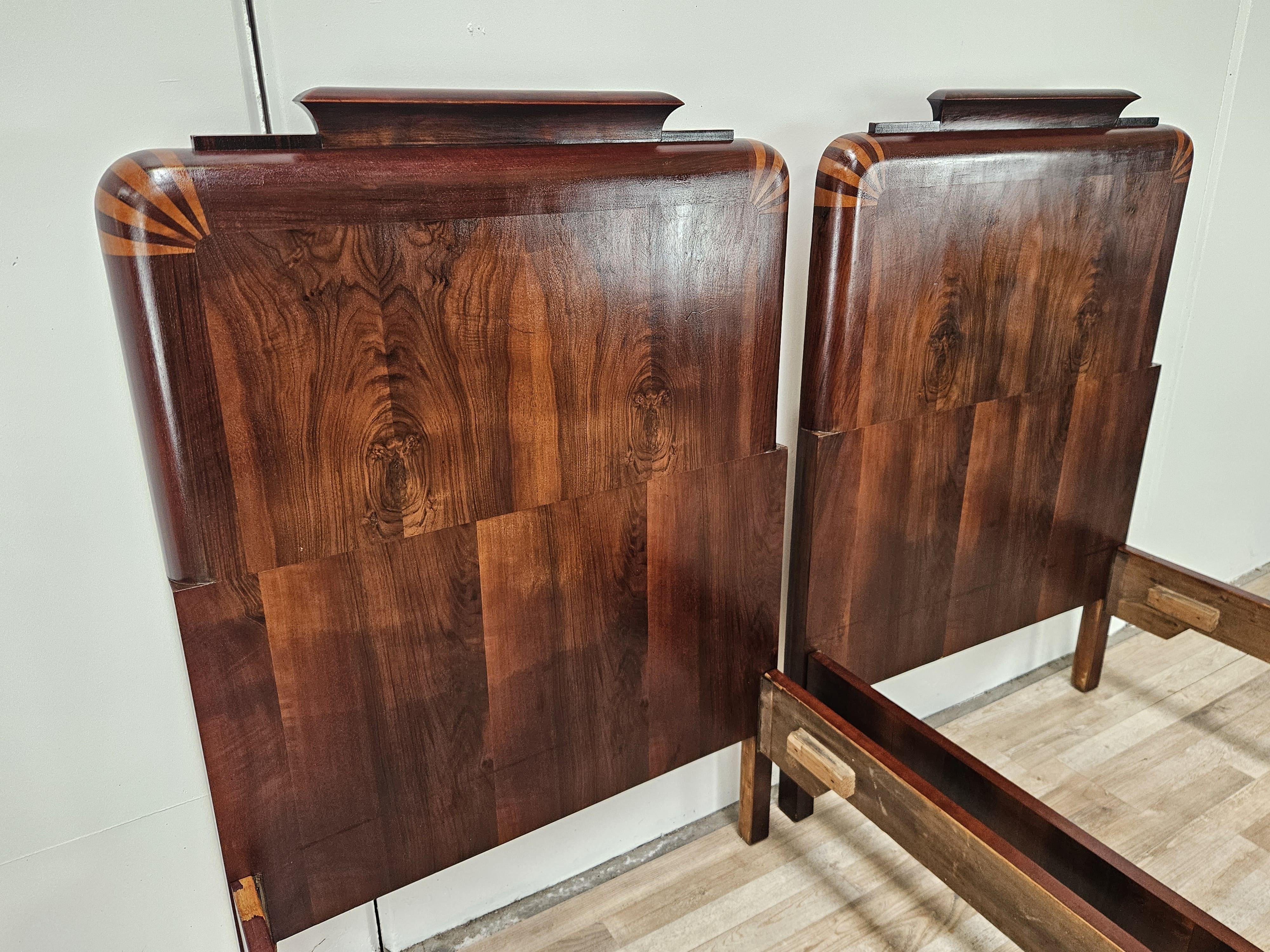 Italian Deux lits simples Art D�éco en acajou et érable rosé 20e siècle antique 1940 en vente