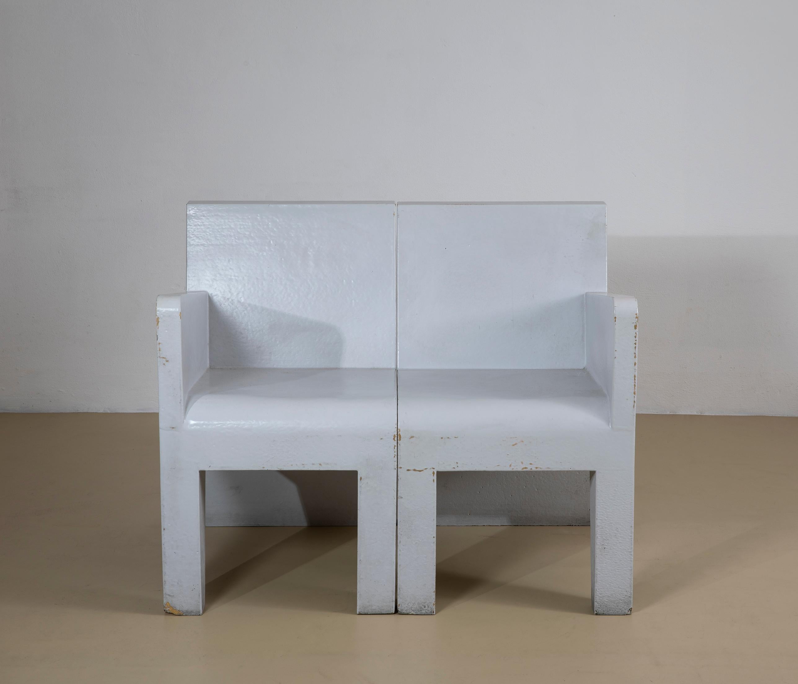 Paire de fauteuils modulaires gris, produits en Italie dans les années 1970. Ils sont fabriqués en résine de verre, en bon état cosmétique et structurel, ils présentent de petits défauts d'utilisation près des pieds, visibles sur la photo. 