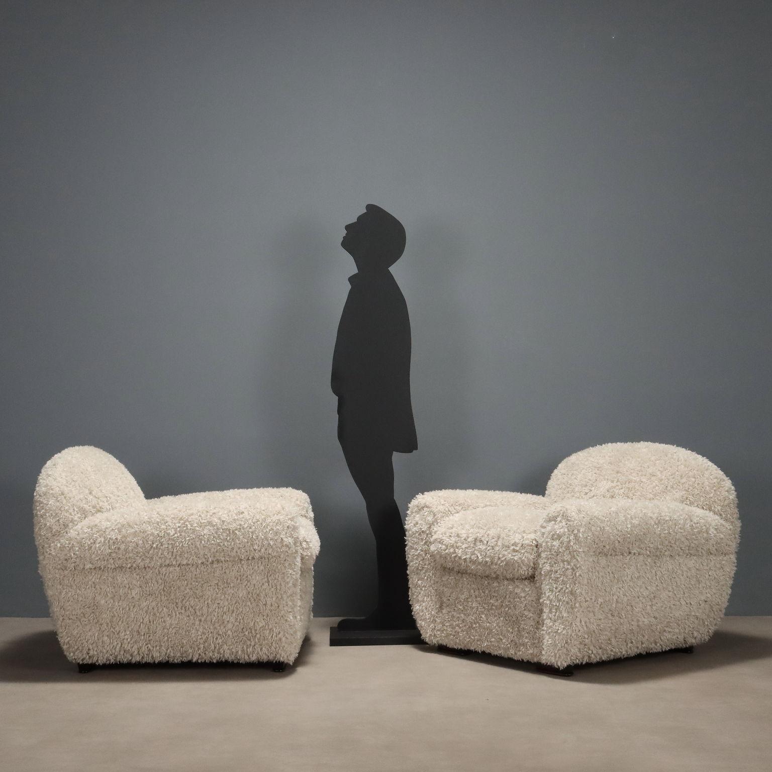 Coppia di imponenti poltrone vintage di manifattura italiana del XX secolo con imbottitura rifatta e rivestimento nuovo in tessuto sintetico a pelo lungo nei toni del bianco.