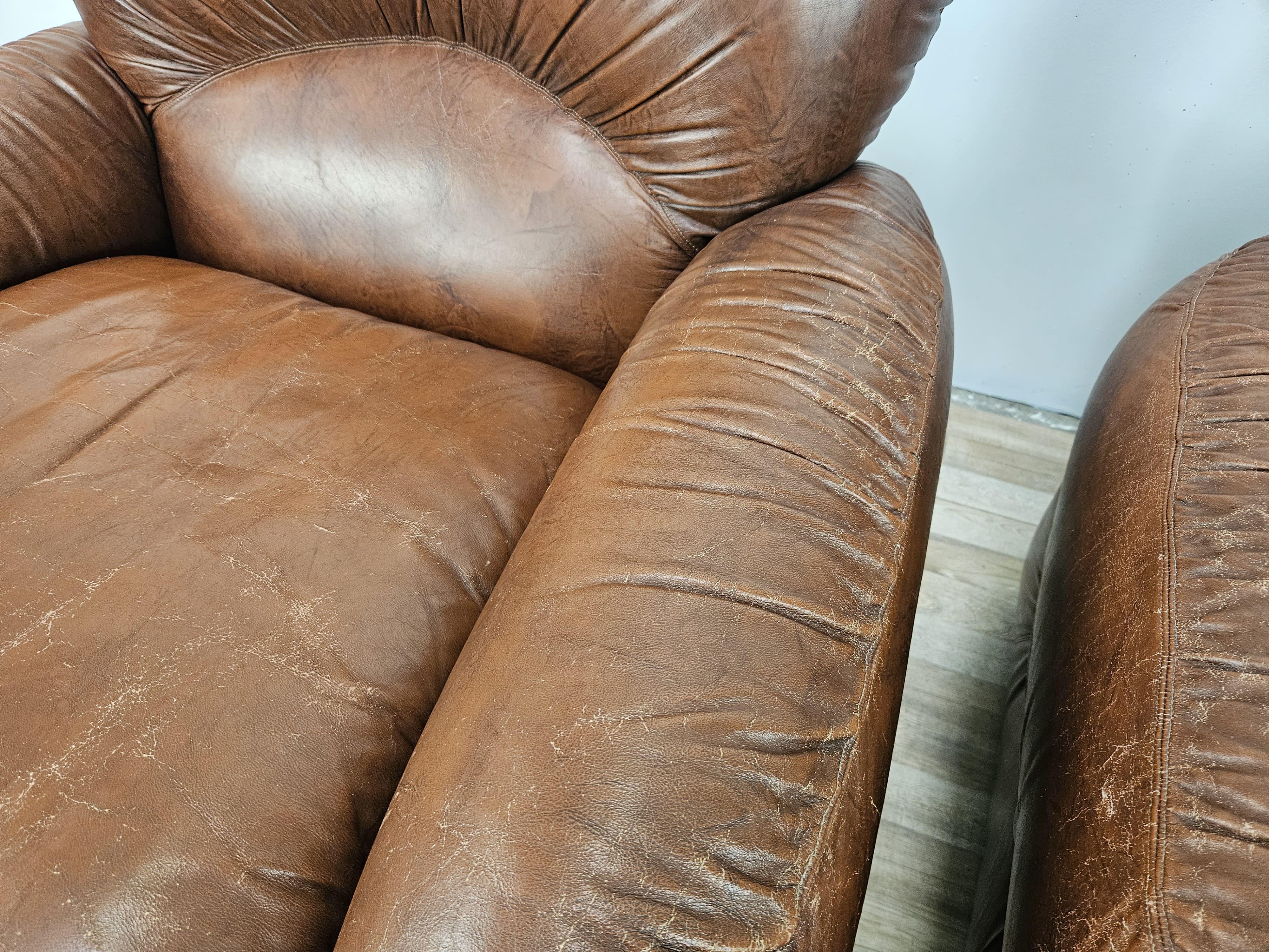 Due poltrone Club in pelle marrone Mid Century del 1970 5