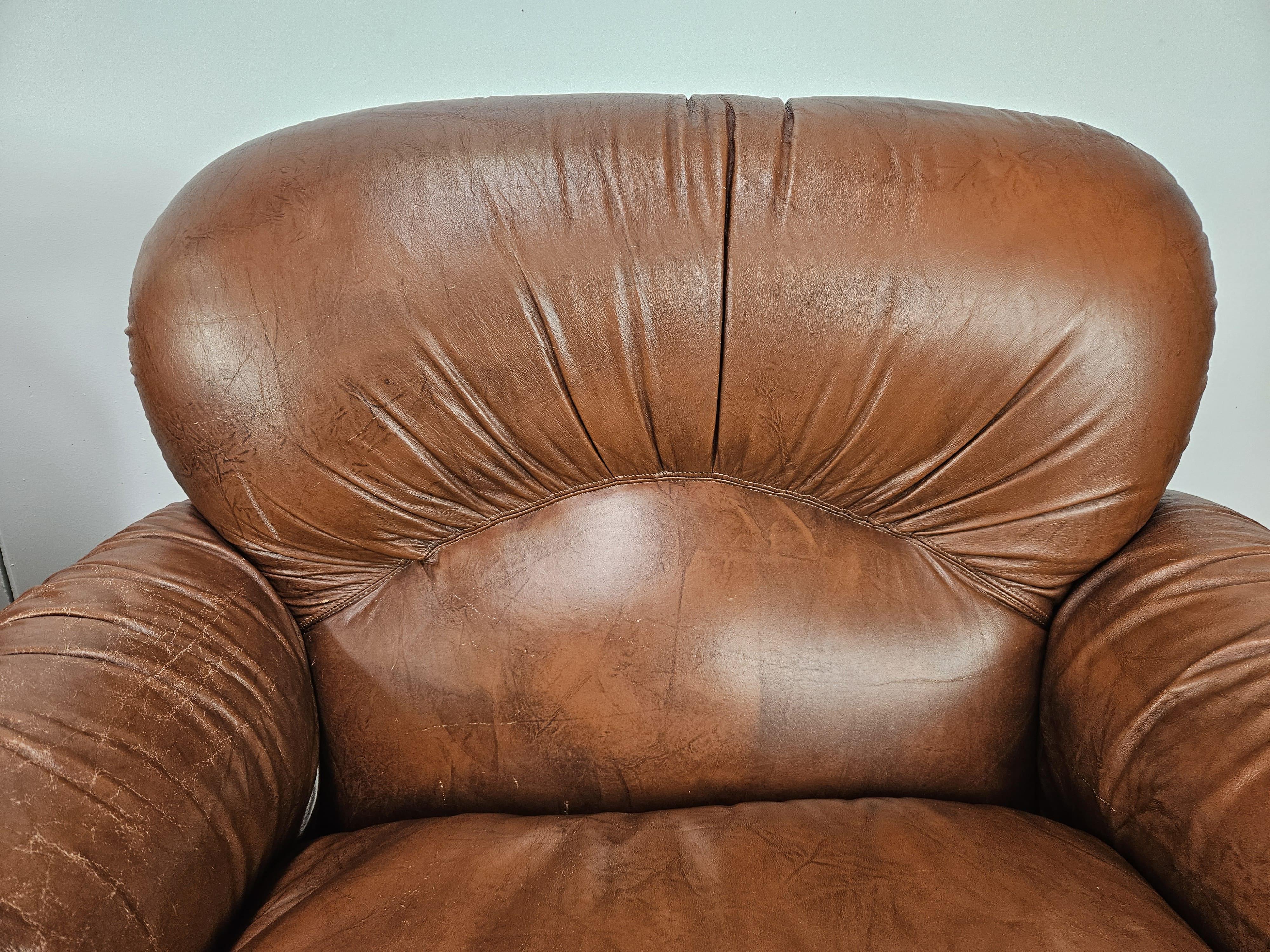 Due poltrone Club in pelle marrone Mid Century del 1970 6