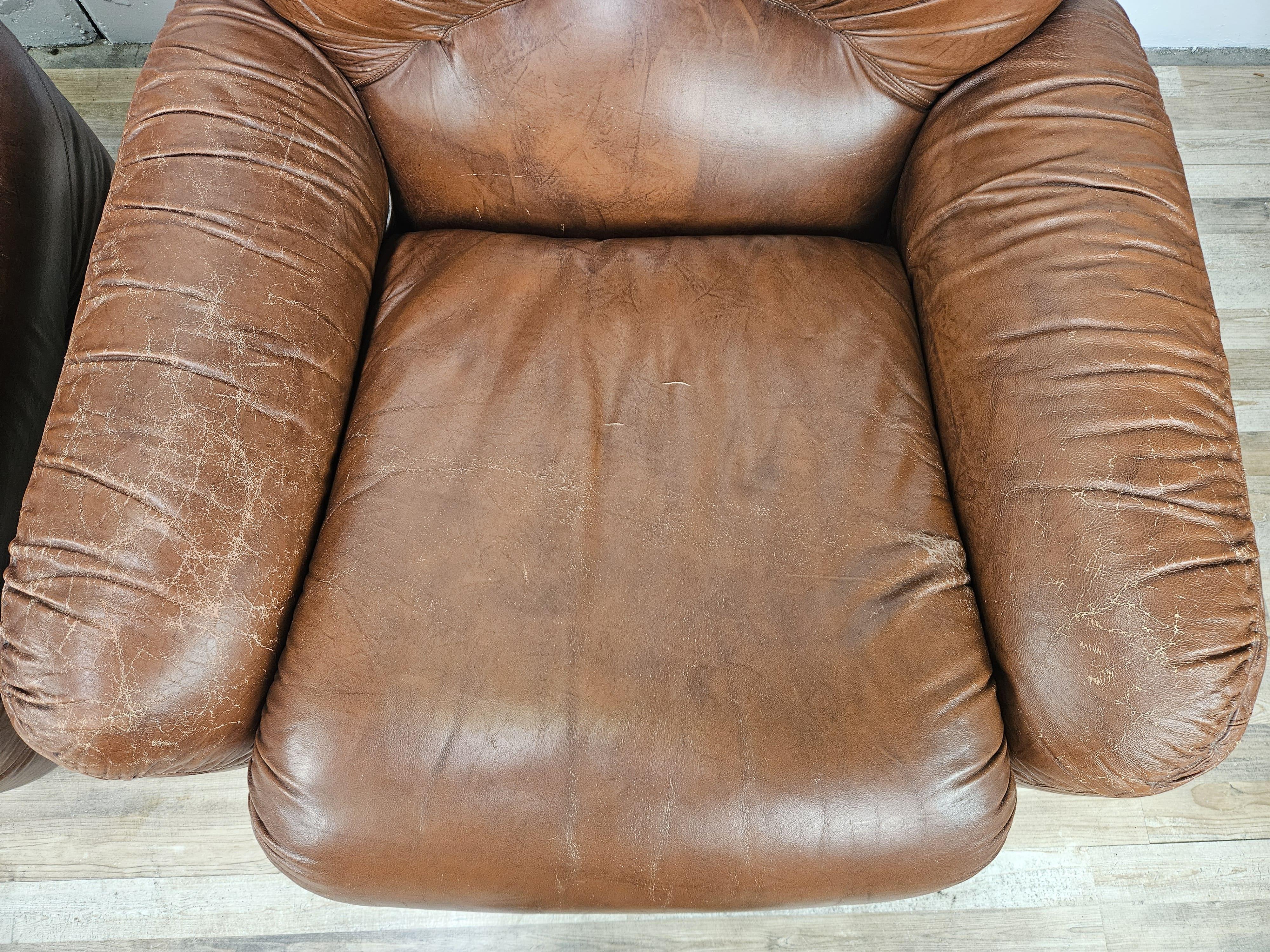 Due poltrone Club in pelle marrone Mid Century del 1970 7
