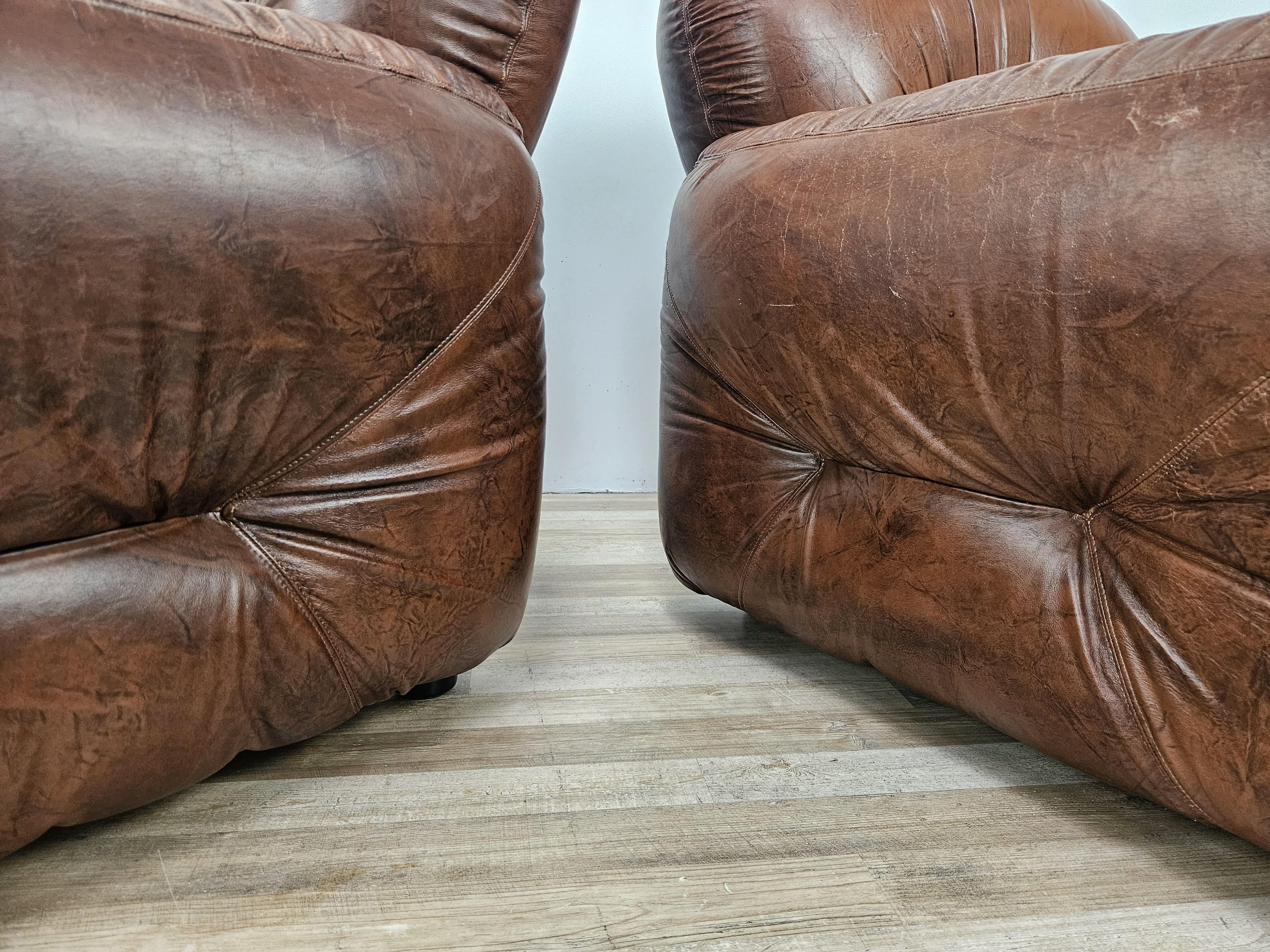 Due poltrone Club in pelle marrone Mid Century del 1970 10