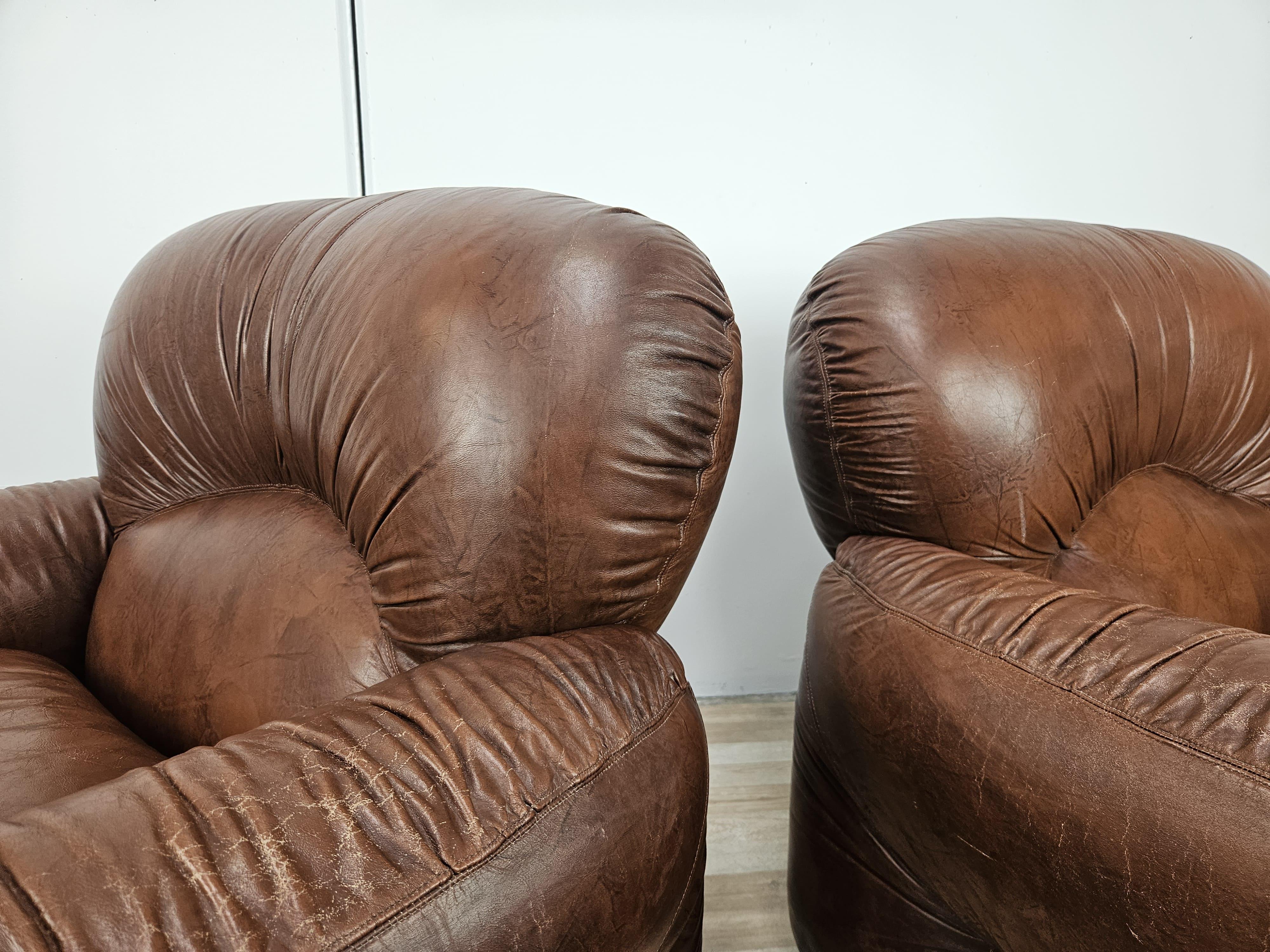 Due poltrone Club in pelle marrone Mid Century del 1970 11