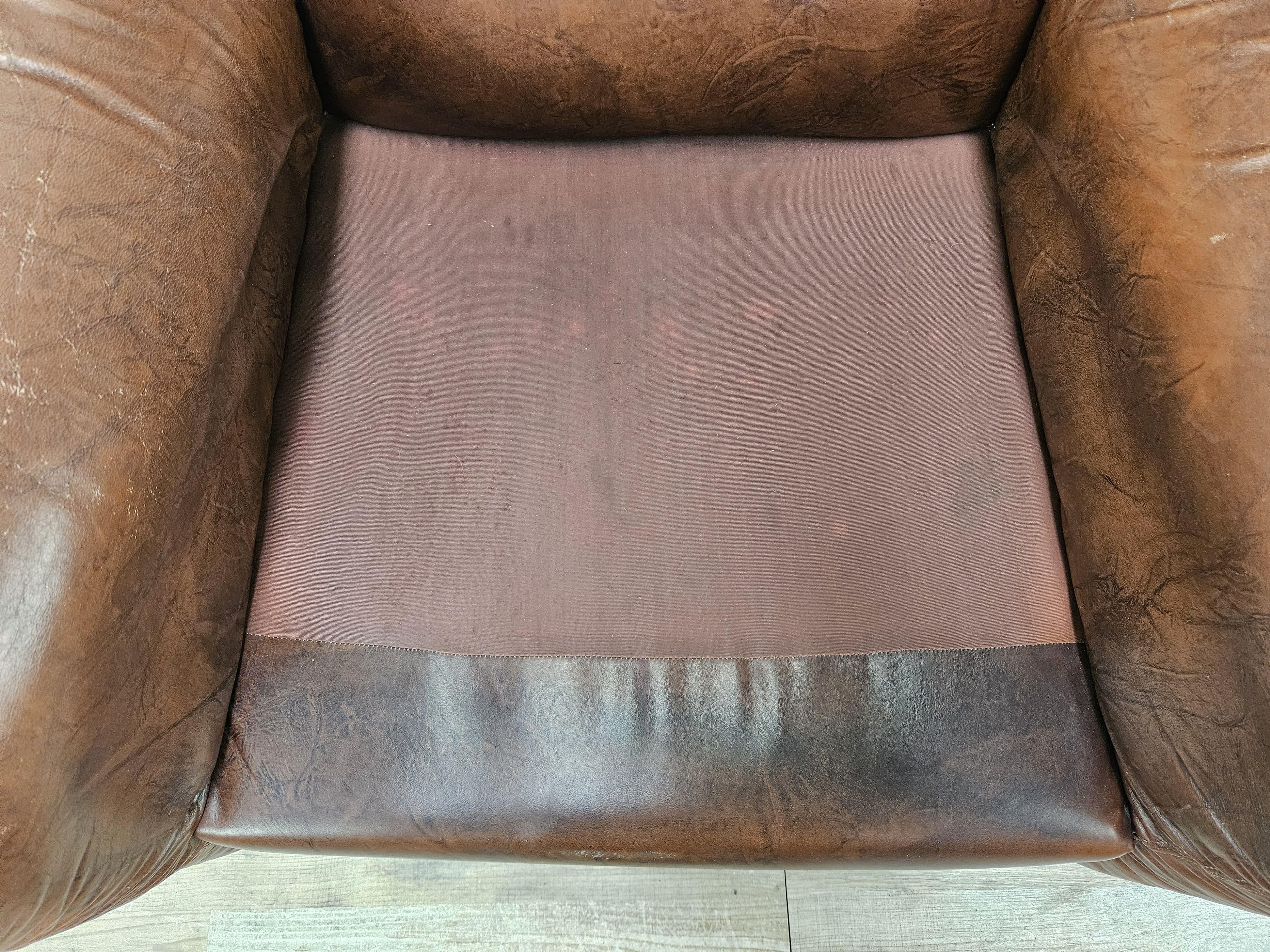 Due poltrone Club in pelle marrone Mid Century del 1970 12