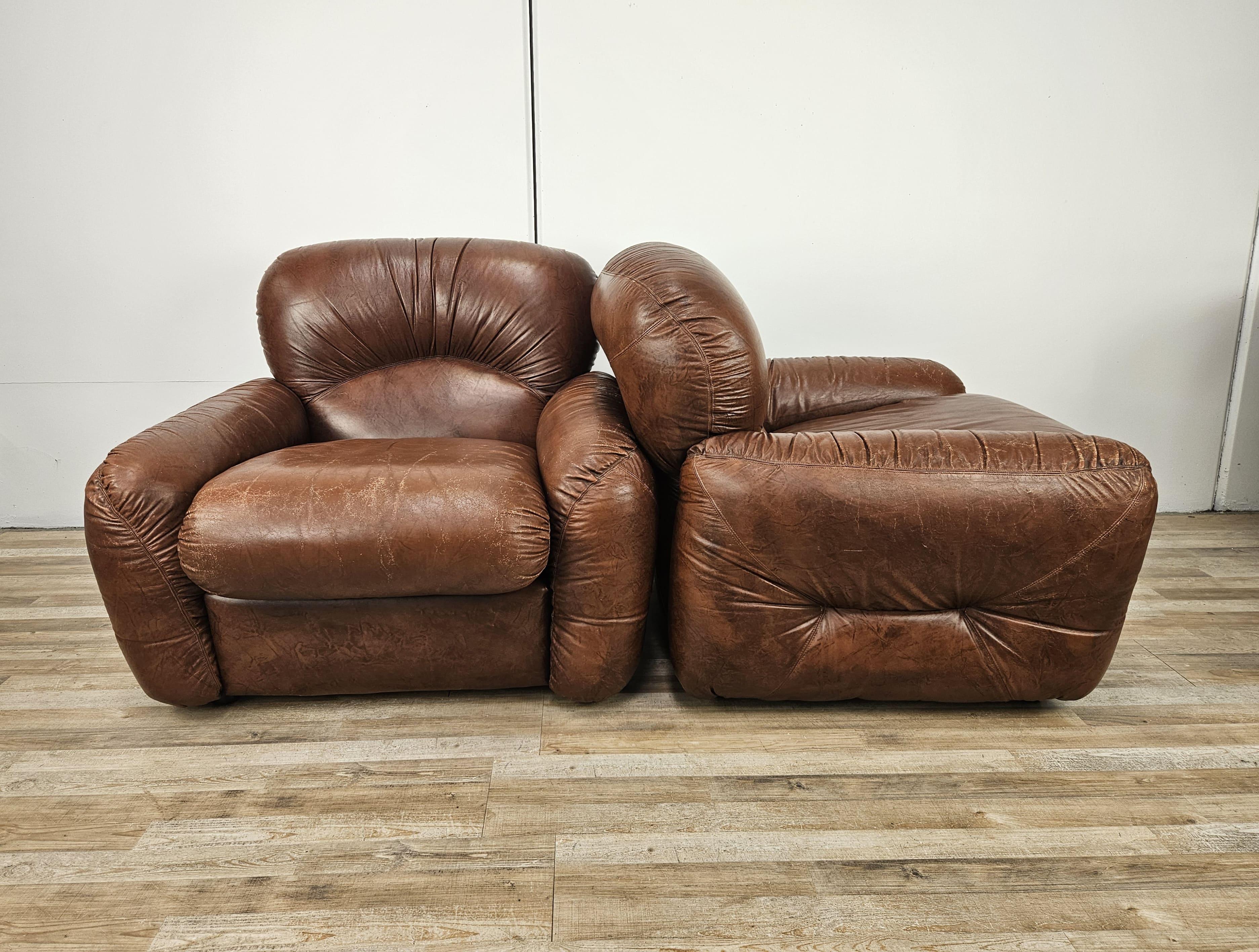 Coppia di poltrone anni '70 Mid Century in pelle marrone con cuscino e piedi in plastica nera.

Altezza della seduta 48cm.

Presentano segni dovuti dall'età e dall'utilizzo come da foto, la pelle risulta screpolata in alcuni punti.
Sono state