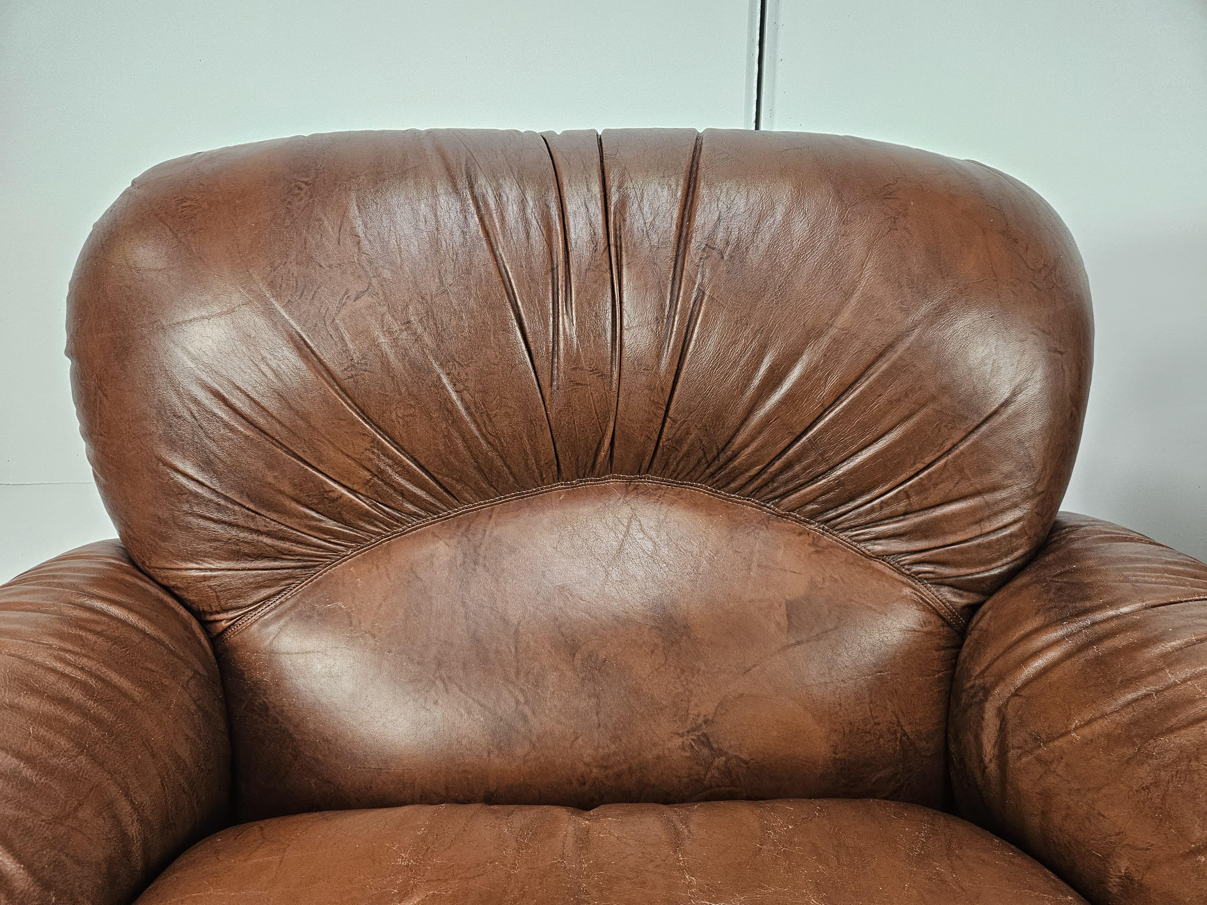 Due poltrone Club in pelle marrone Mid Century del 1970 In Good Condition In Premariacco, IT