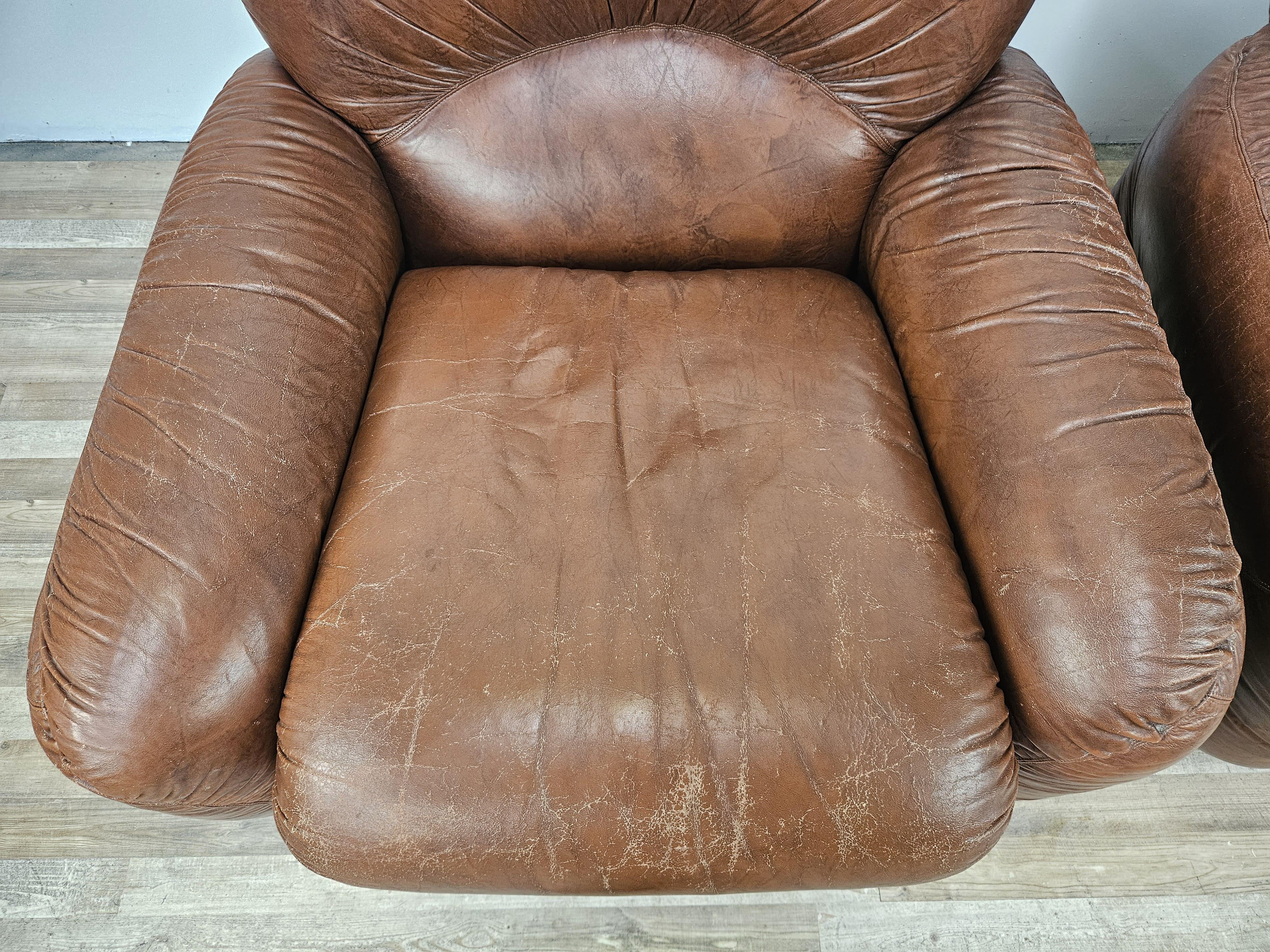 Late 20th Century Due poltrone Club in pelle marrone Mid Century del 1970