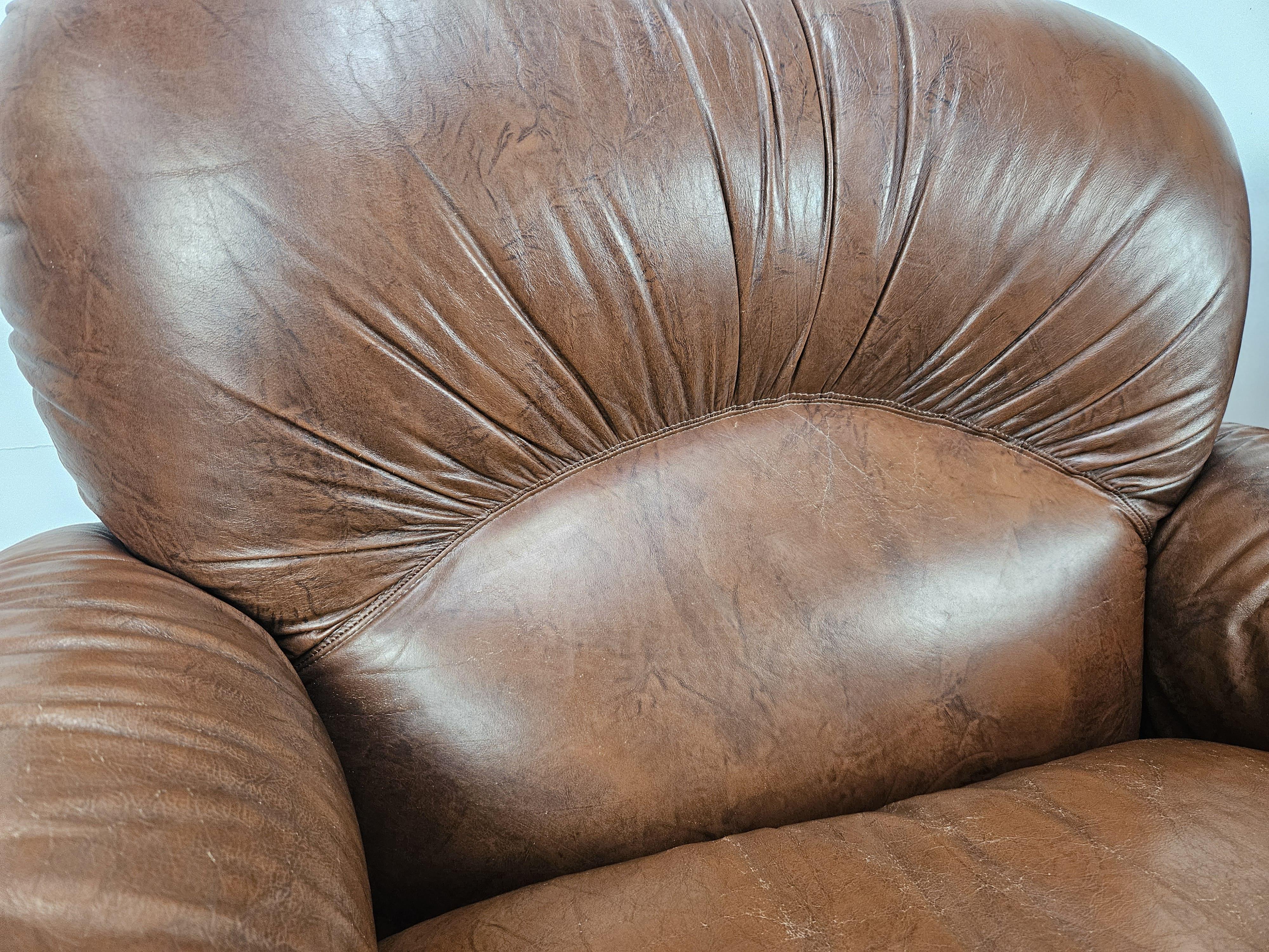Leather Due poltrone Club in pelle marrone Mid Century del 1970