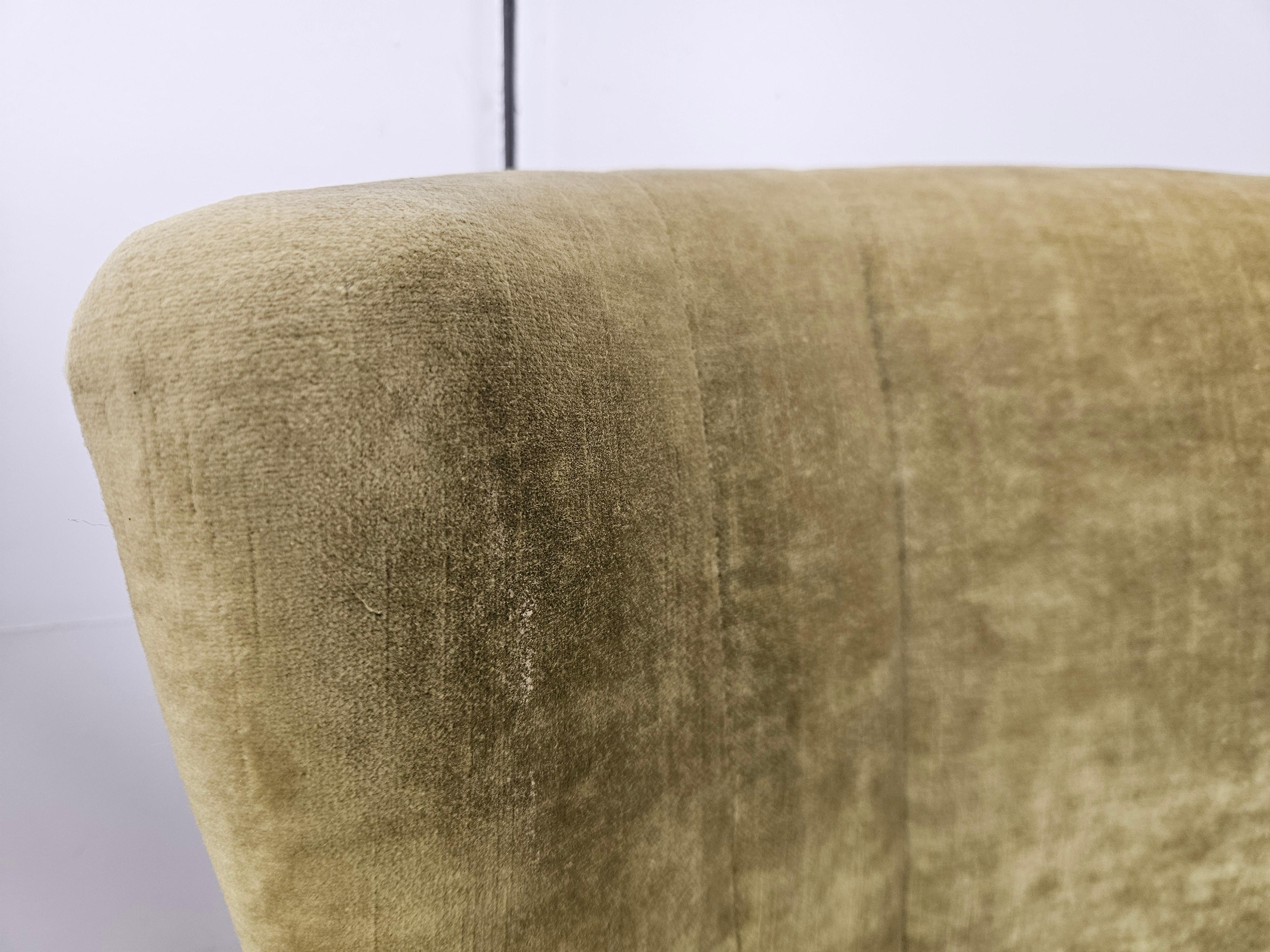 Dos sillones de cóctel de los años 50 en tela verde con ruedas en venta 3