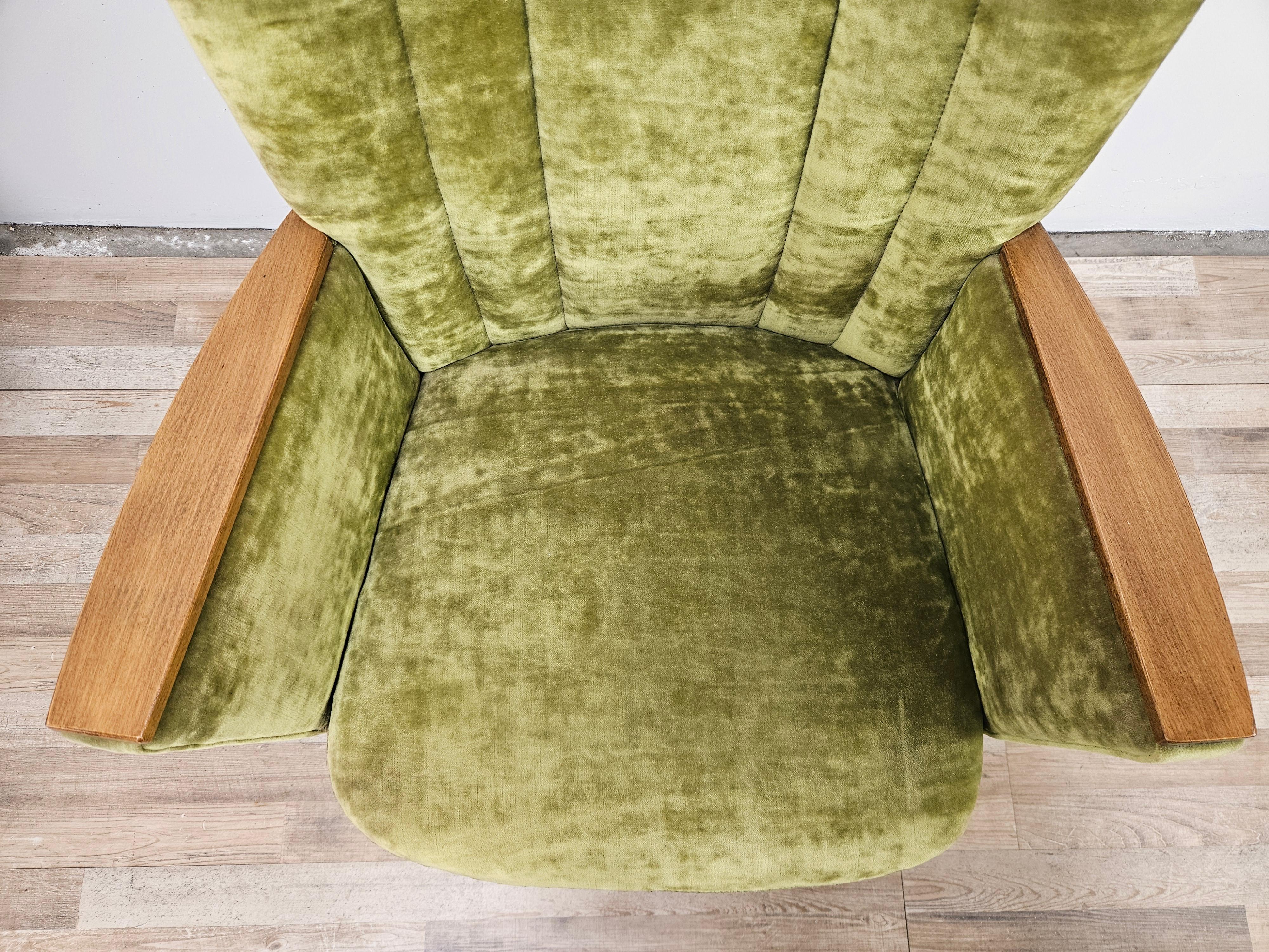 Dos sillones de cóctel de los años 50 en tela verde con ruedas en venta 5