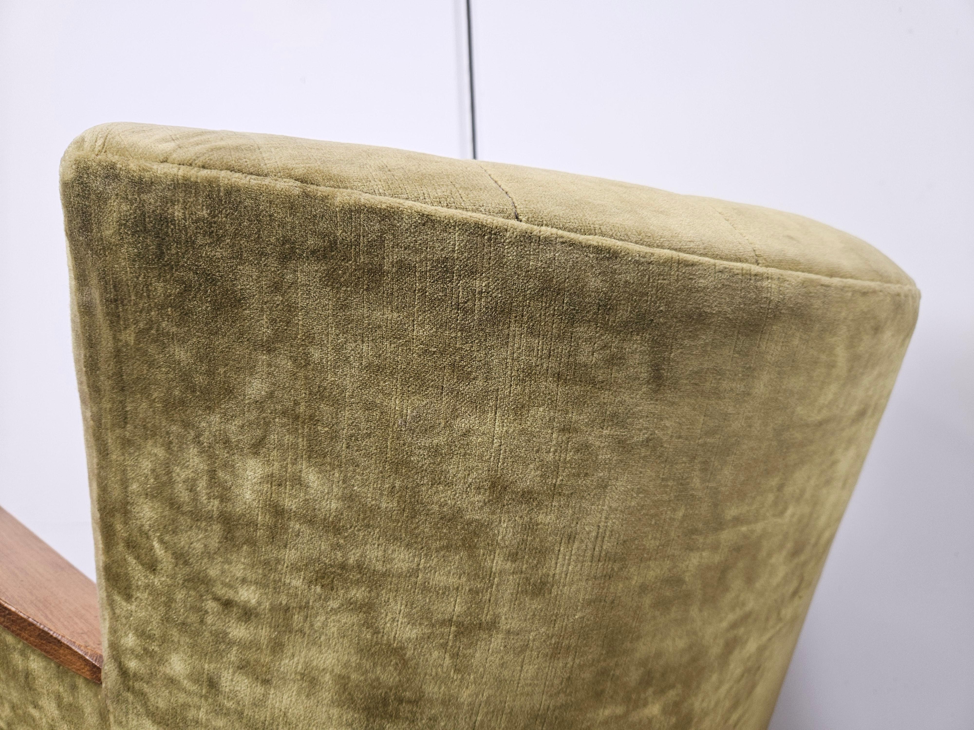 Dos sillones de cóctel de los años 50 en tela verde con ruedas en venta 8