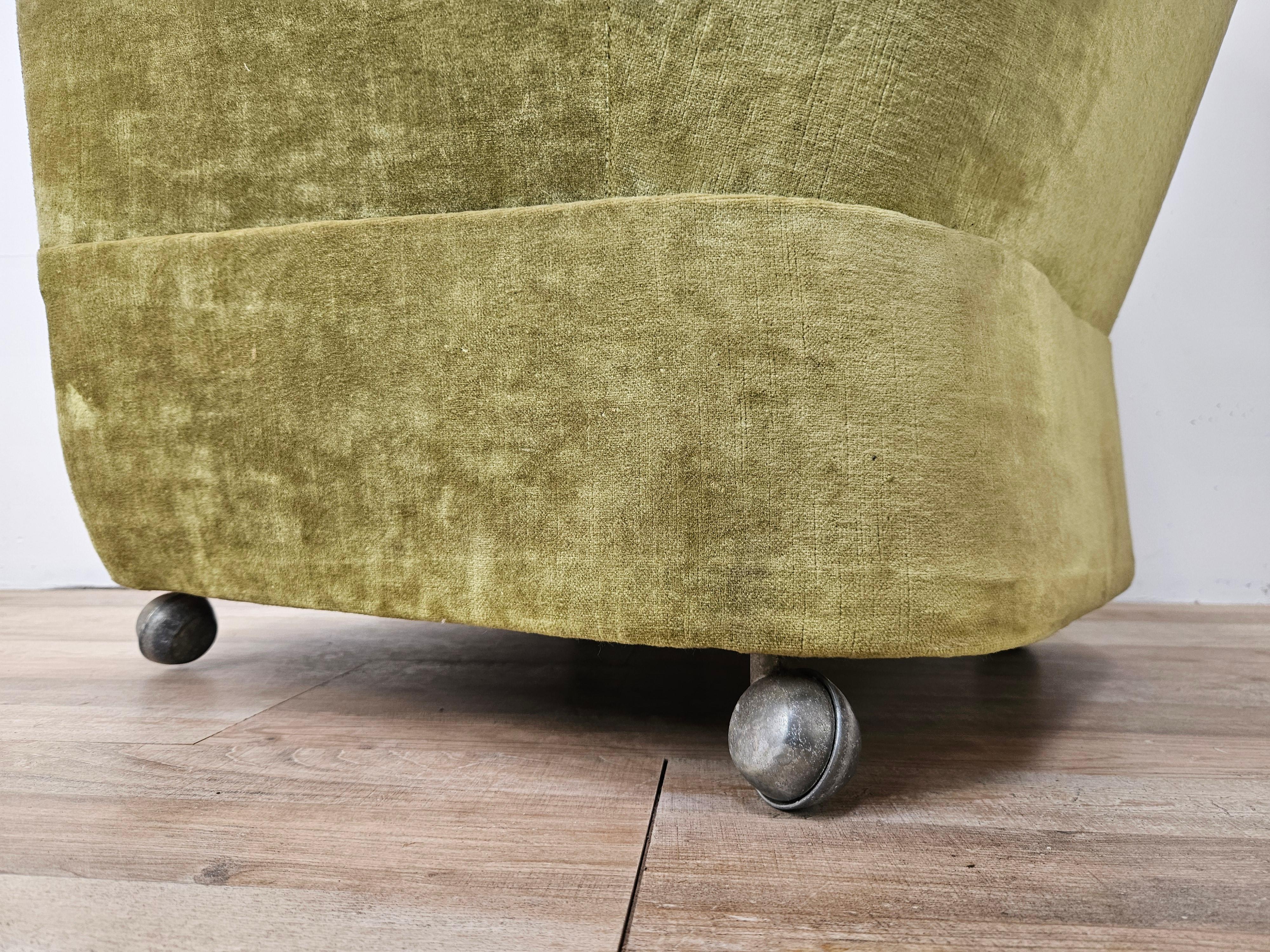 Dos sillones de cóctel de los años 50 en tela verde con ruedas en venta 10