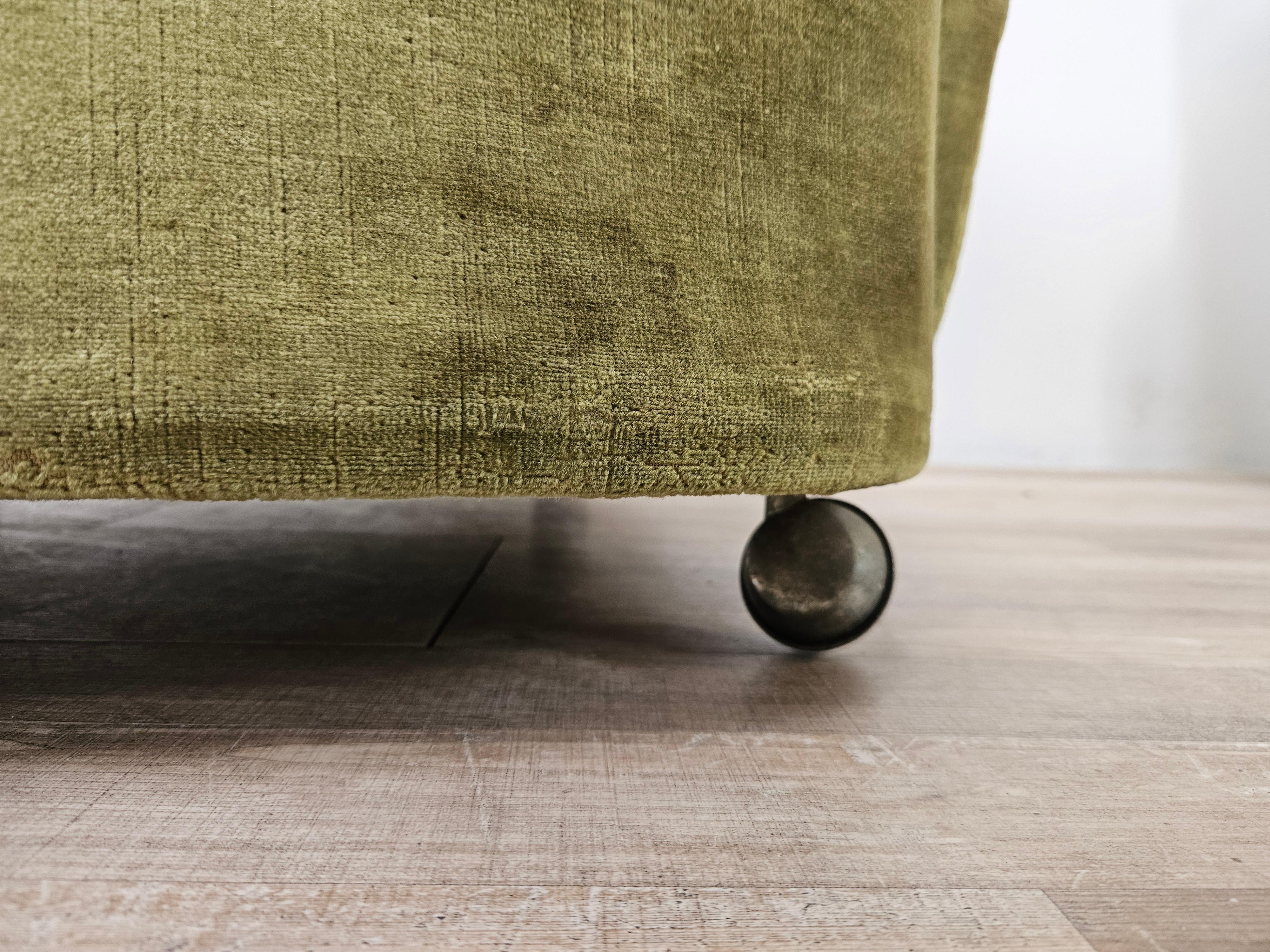 Dos sillones de cóctel de los años 50 en tela verde con ruedas en venta 11