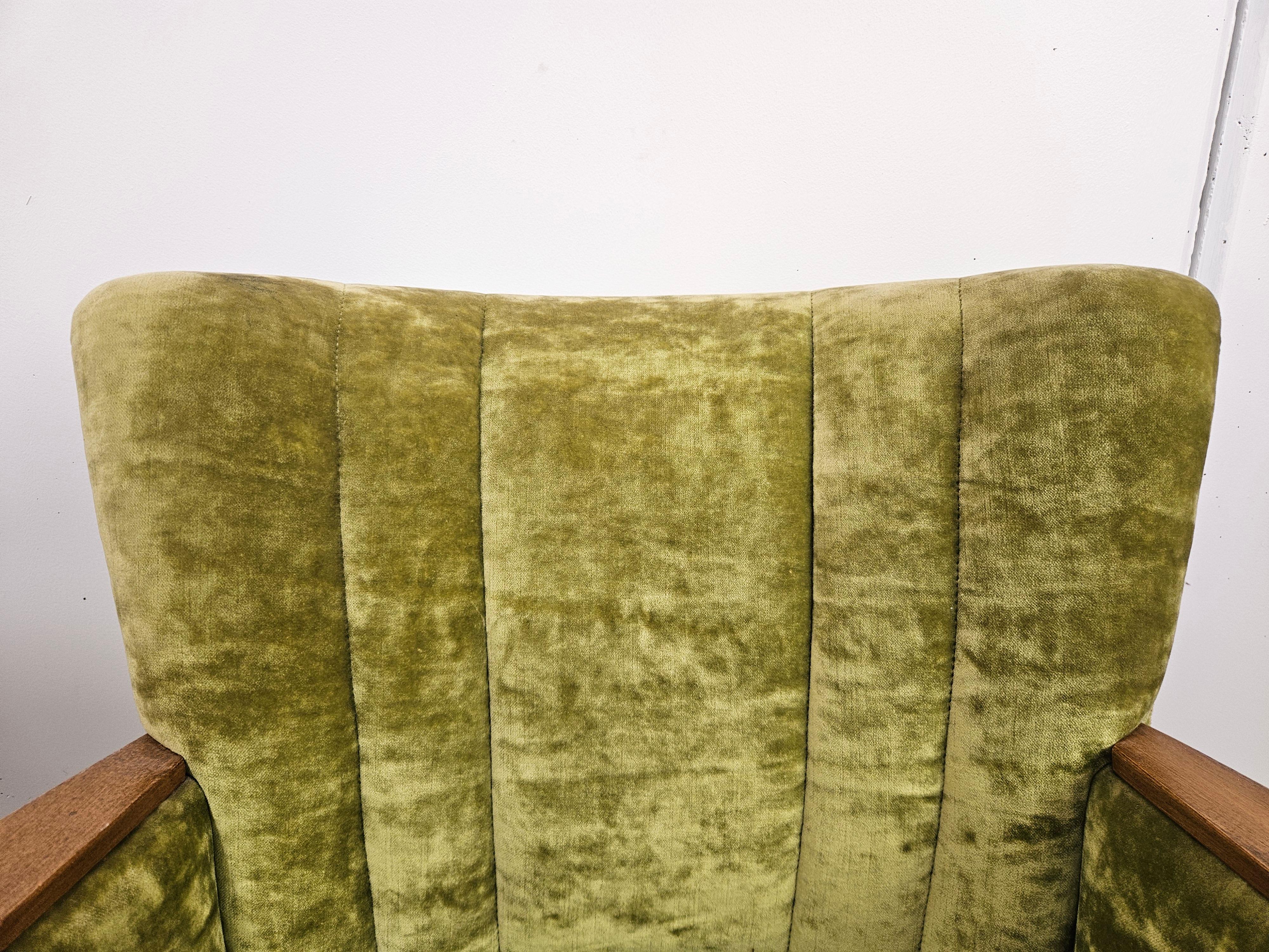 Dos sillones de cóctel de los años 50 en tela verde con ruedas Mid-20th Century en venta