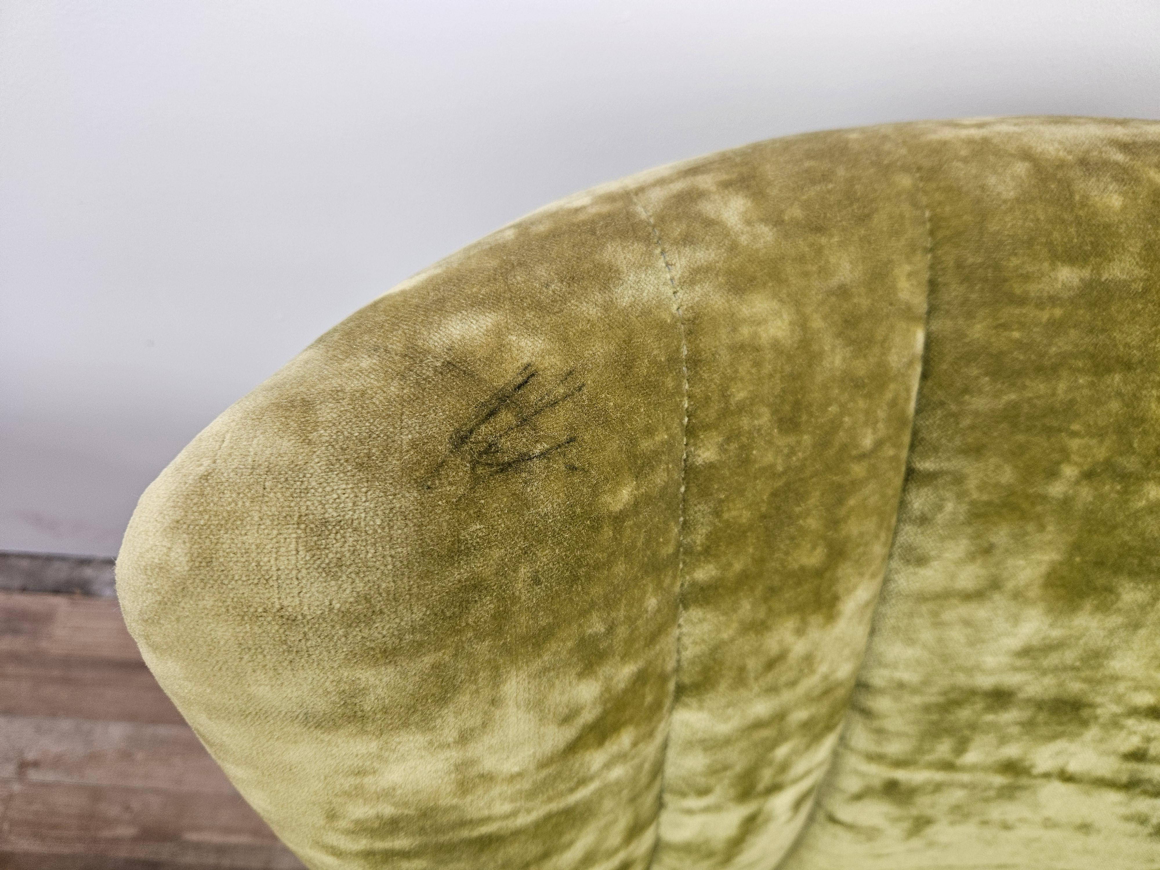Dos sillones de cóctel de los años 50 en tela verde con ruedas Metal en venta