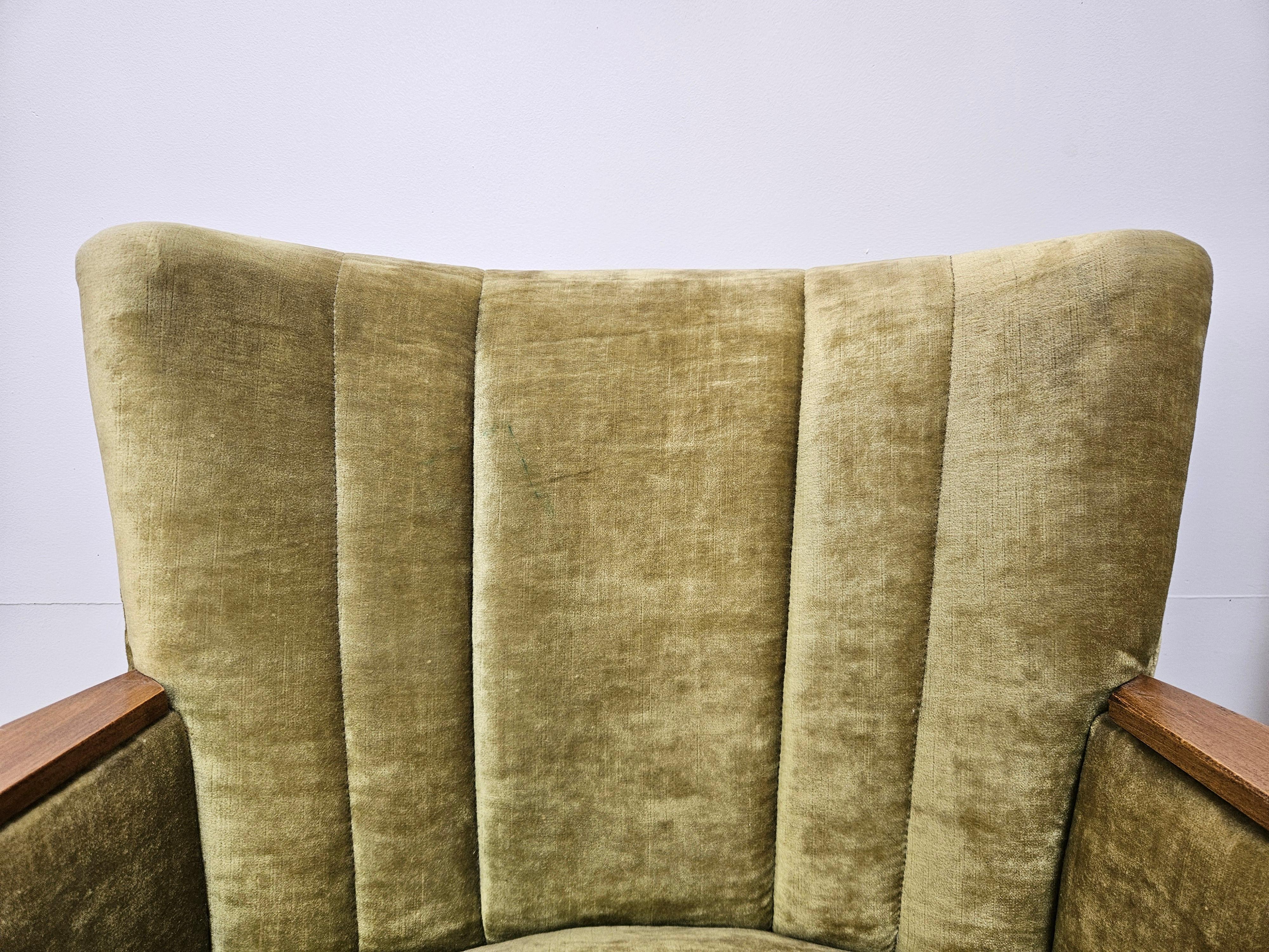Dos sillones de cóctel de los años 50 en tela verde con ruedas en venta 1