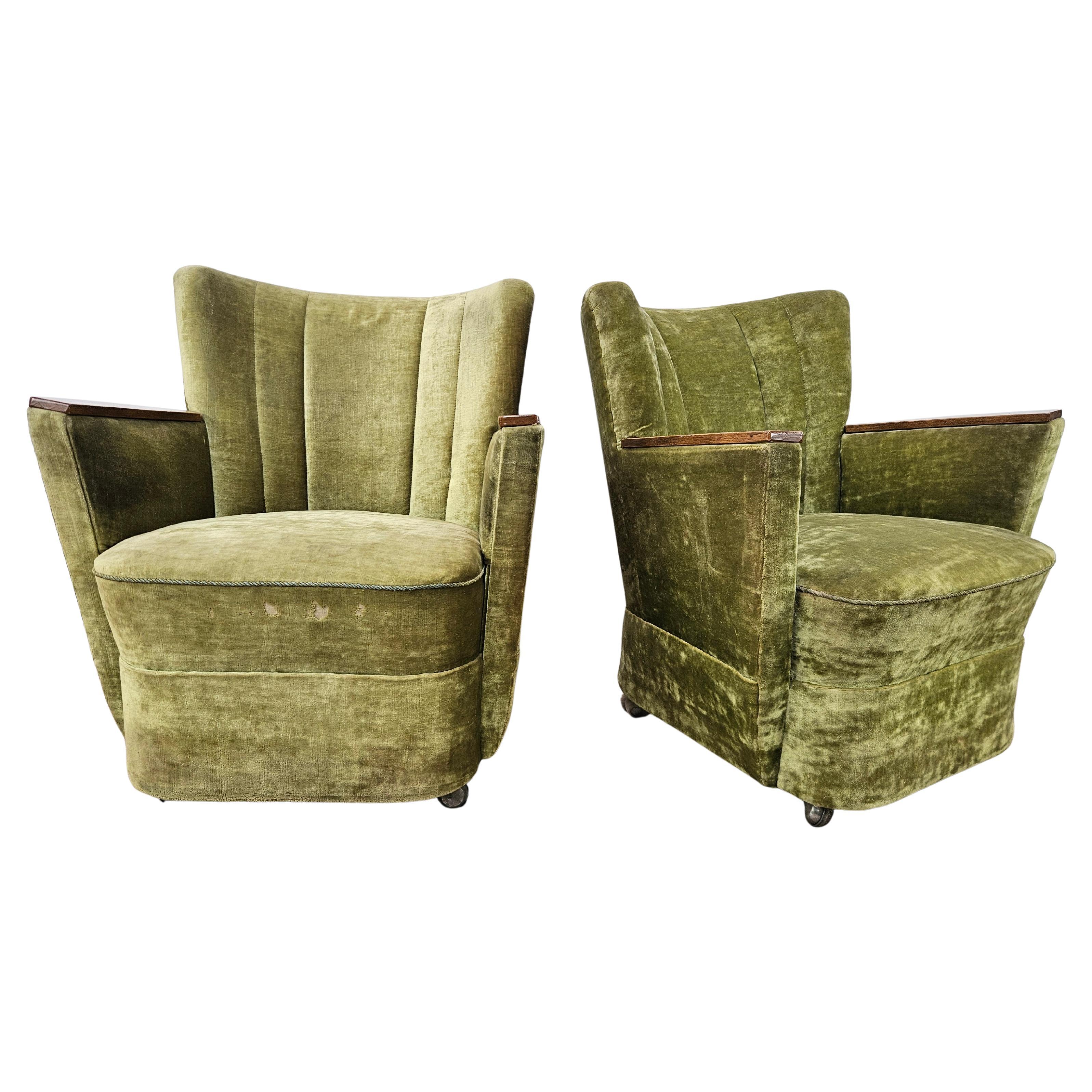 Dos sillones de cóctel de los años 50 en tela verde con ruedas en venta