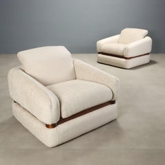 Deux fauteuils vintage des années 70, au design chaleureux, en tissu blanc