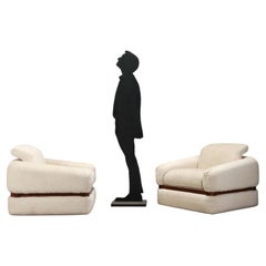 Deux fauteuils vintage des années 70, au design chaleureux, en tissu blanc