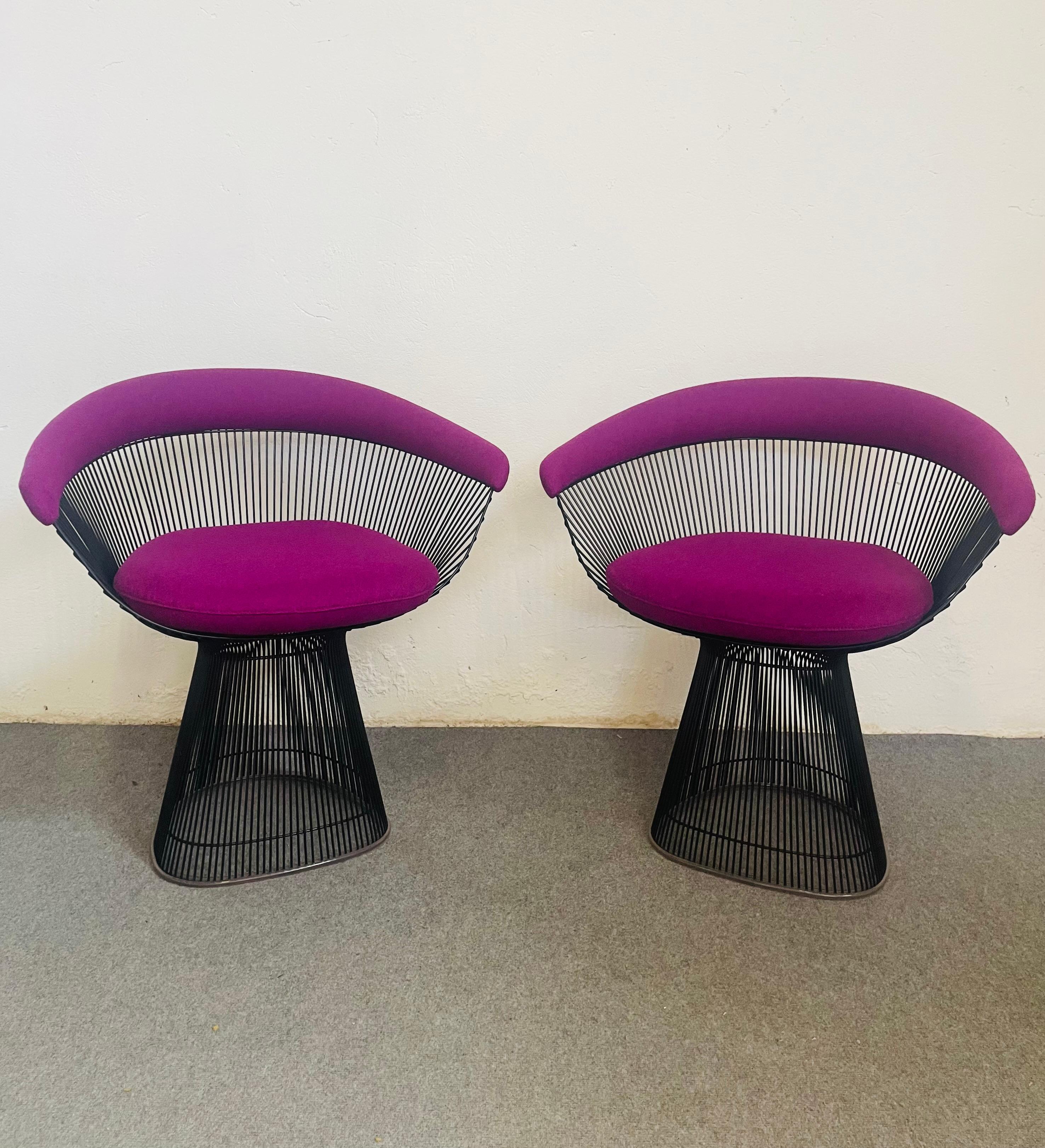Sedie Warren Platner, struttura in color nero, tessuto fucsia, set di 2 pezzi, Knoll International

Nel 1966, la Collection'S Platner catturò le forme 