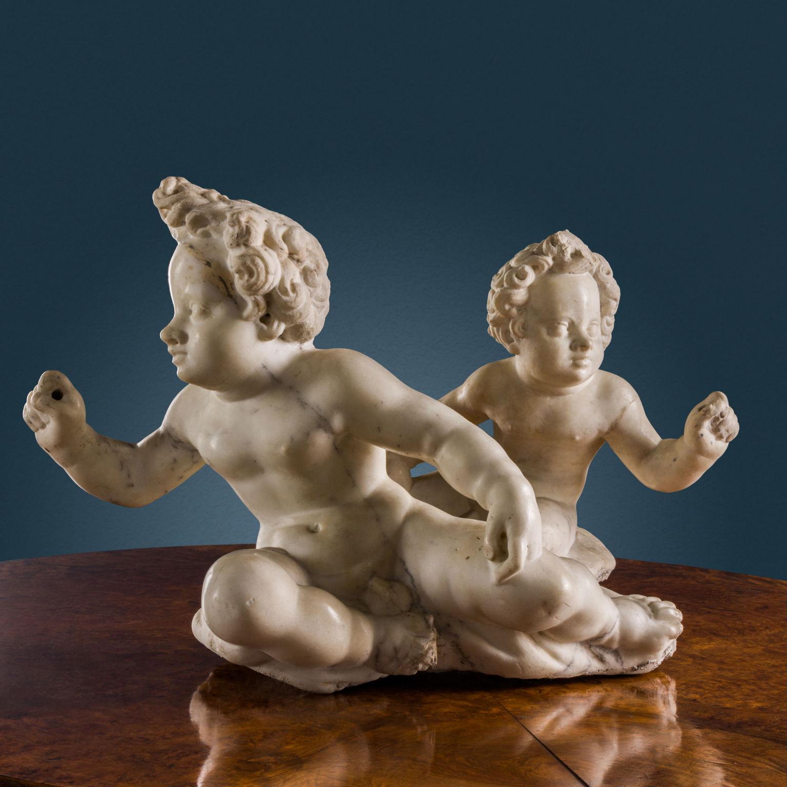 Zwei Putten, um 1640-1650. Giovanni Pietro und Carlo Carra (Werkstatt von) (Carrara-Marmor) im Angebot