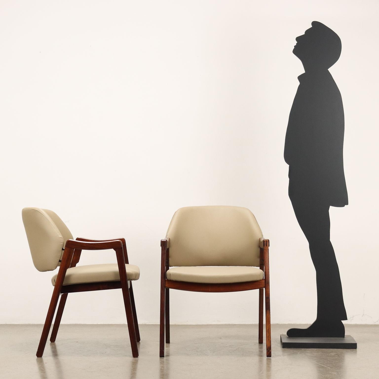 Deux chaises avec accoudoirs en hêtre teinté, assise et dossier renouvelés avec rembourrage en mousse et revêtement en simili-cuir dans les tons gris tourterelle. Restauré.