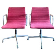 Due sedie modello Aluminim di Vitra su licenza Herman Miller anni 90