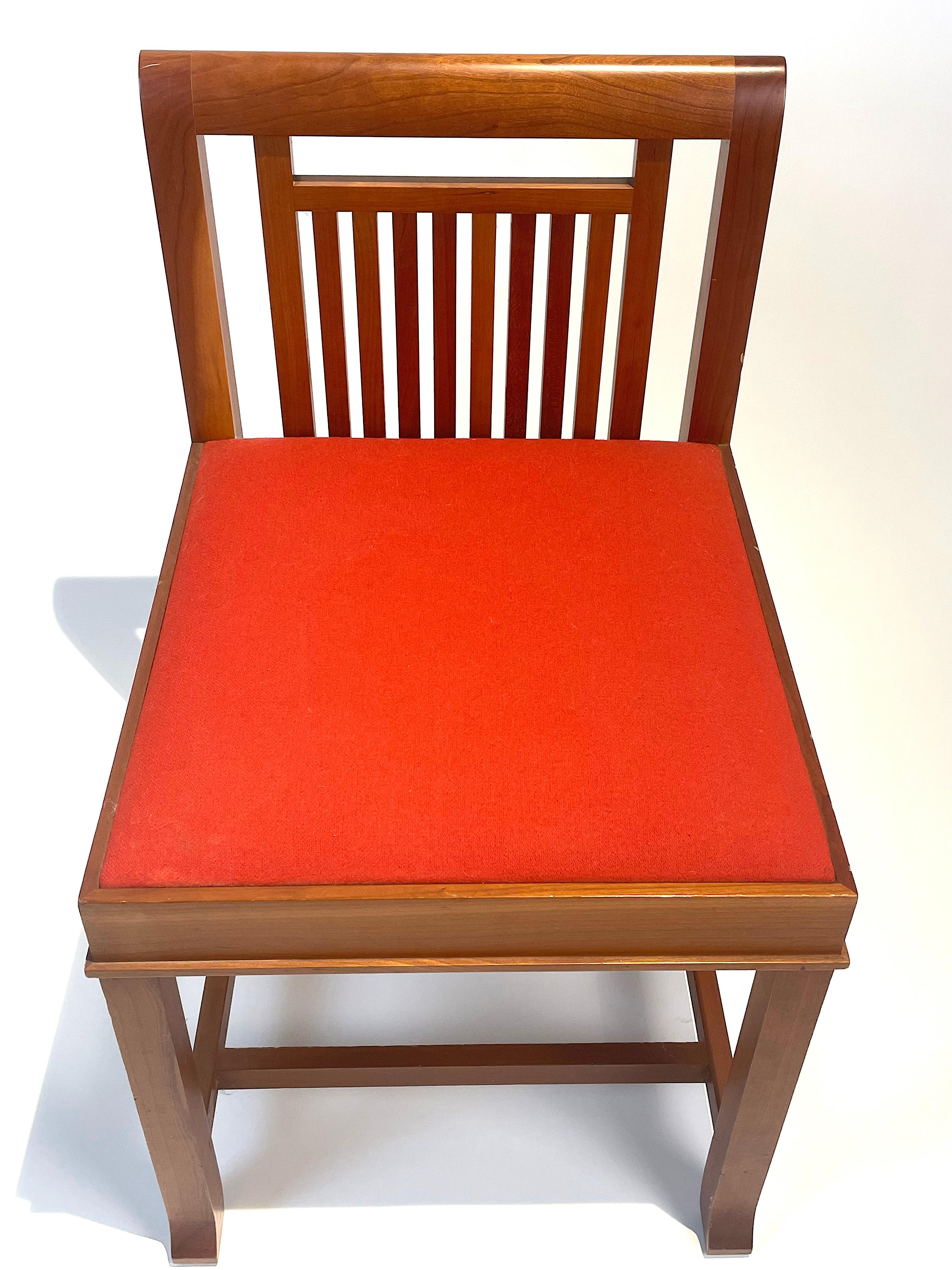 Due sedie modello “Coonley 1” di misure 43 x 47 x 46 cm. Disegnate da Lloyd Wright per Cassina negli anni ’80.
Realizzate in legno di ciliegio e la seduta in tessuto rosso presentando un disegno geometrico a doghe sullo schienale. Sono