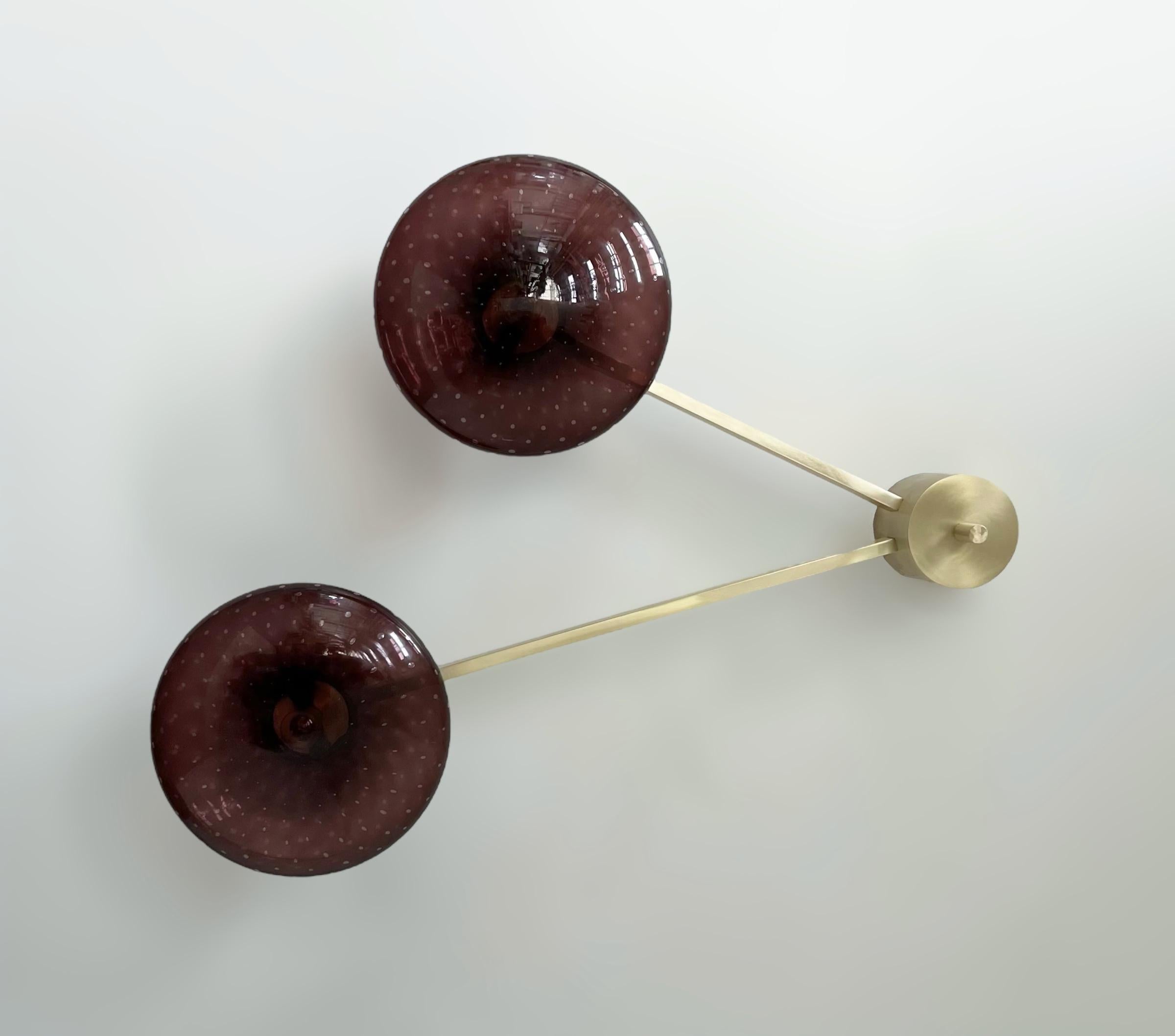 Lampada da incasso italiana con paralumi in vetro di Murano montati su una struttura in ottone massiccio / Made in Italy
Disegnato da Fabio Ltd, ispirato agli stili di Angelo Lelli e Arredoluce.
3 luci / tipo E12 o E14 / max 40W ciascuna
Lunghezza: