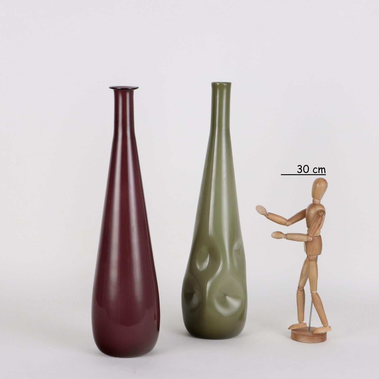 Zwei Vasen aus überfangenem Glas in verschiedenen Farben und Formen. Murano Herstellung.