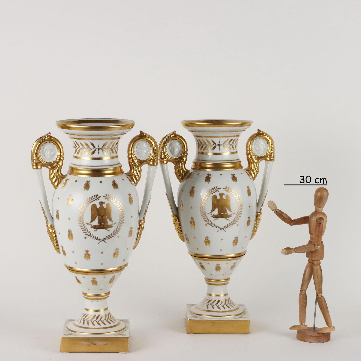 Coppia di vasi in porcellana con decori in oro in stile impero, con le mosche, con l'aquila imperiale sul lato e la 