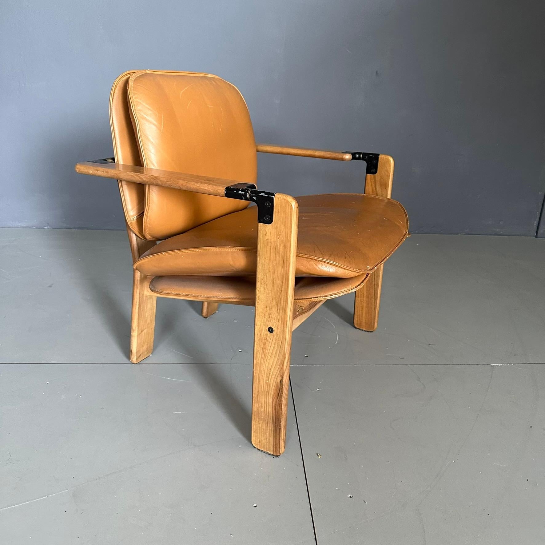 'Dueacca' armchair, design by Franco Poli, Bernini production, Italian manufacturing dating back to the 1980s.
The armchair has a wooden structure with a very particular characteristic: the rear legs are closer together in contrast with the wider