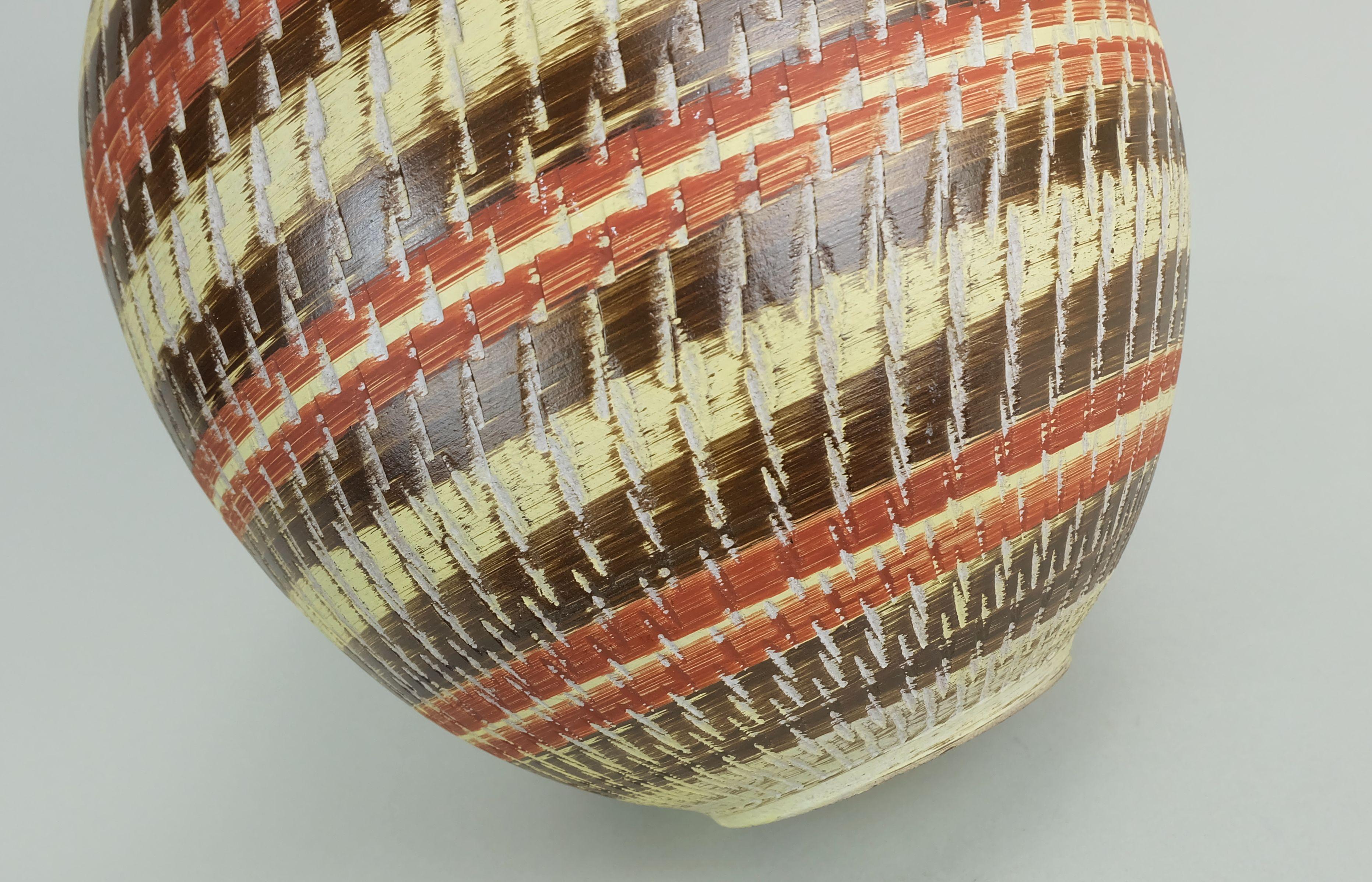 Vase du milieu des années 1950 fabriqué par Dumler & Breiden, Allemagne. Modèle 1088/27 avec décor sgraffite en beige clair, jaune pâle, brun et roux. L'intérieur est recouvert d'une glaçure brun foncé. 

Dimensions en cm :
Hauteur 27 cm, diamètre