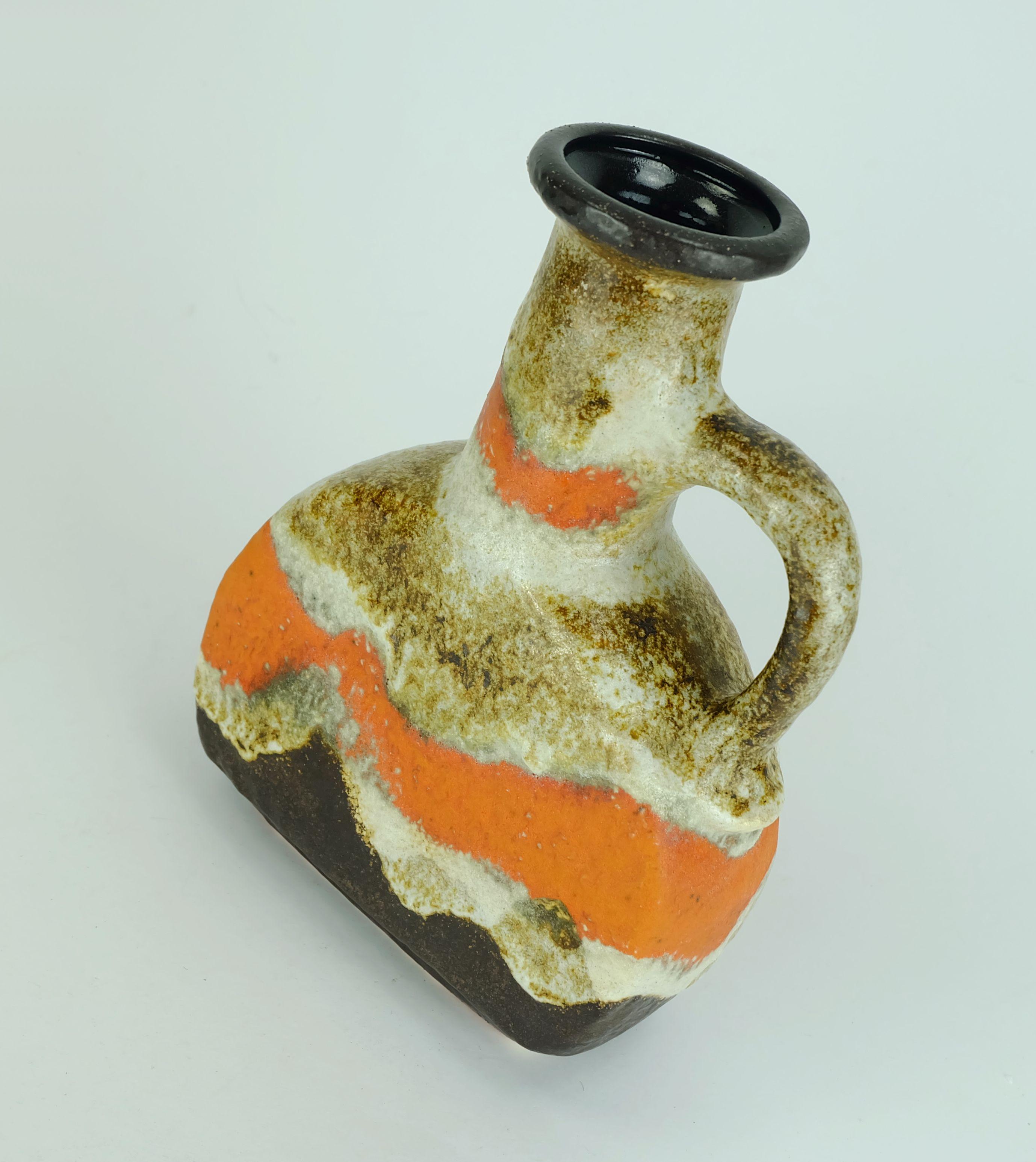 Vase ouest-allemand du milieu du siècle fabriqué par Duemler & Breiden dans les années 1960. Numéro de modèle 603/25. Glaçage à la lave grasse et glaçage au goutte-à-goutte en orange, brun et différentes nuances de gris. 
 
Hauteur 10
