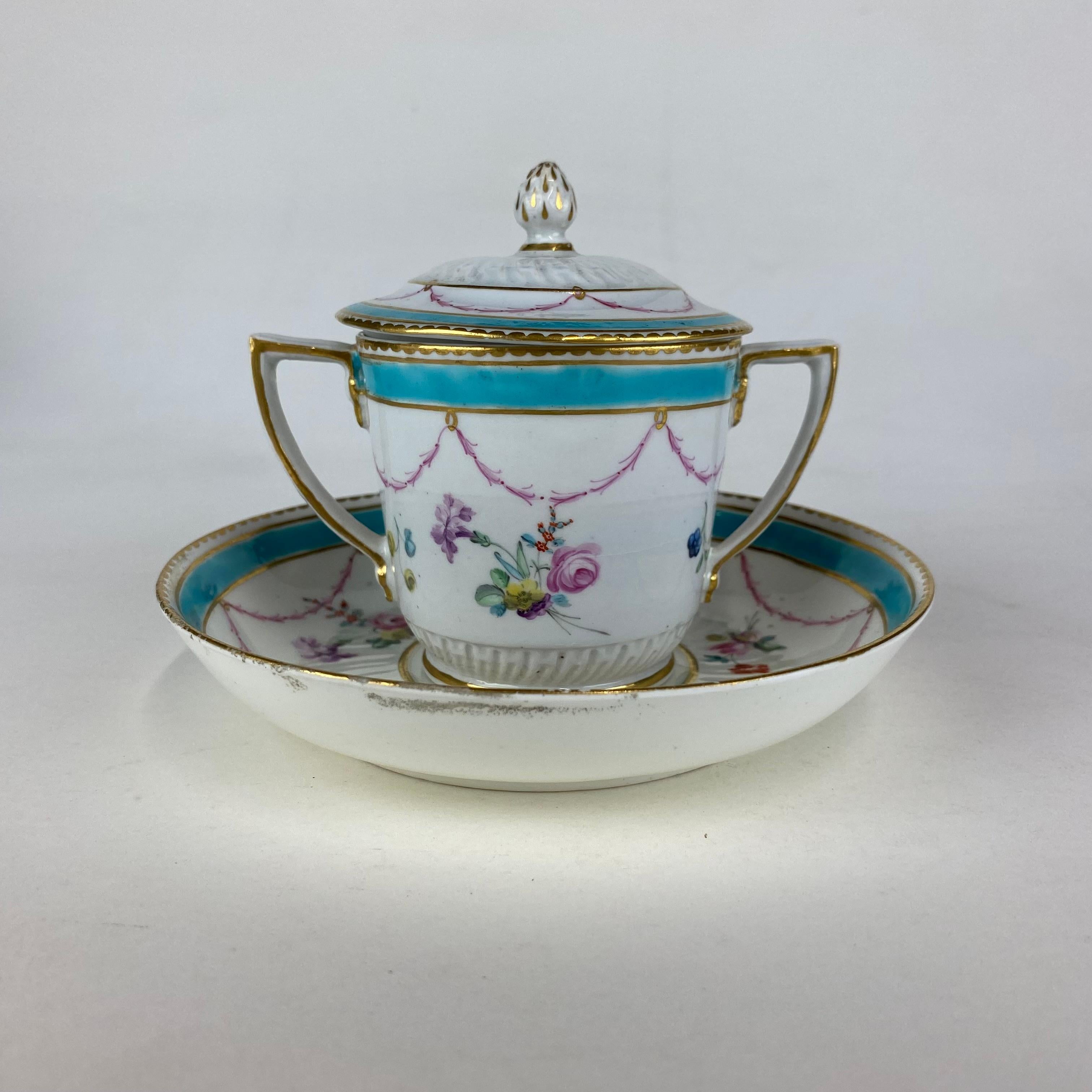 XVIII secolo Tazza di cioccolato Duesbury Derby, coperchio e supporto in vendita