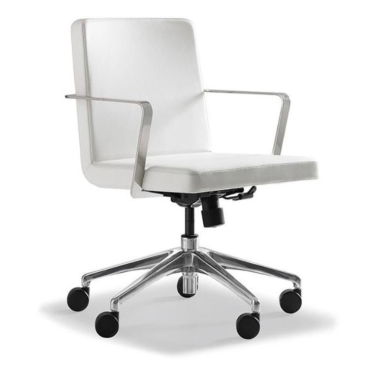 Conduct your work in style with the duet office chair. This luxurious executive chair features flat polished stainless steel arms and a polished aluminum five-star base. Choose between either a smooth upholstery finish or a horizontal quilted