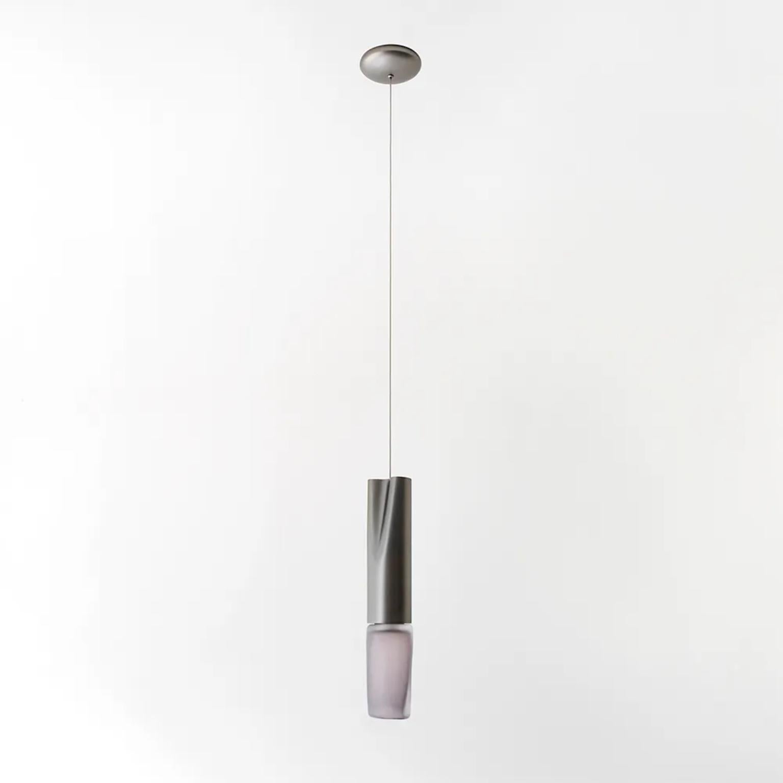 Lampada a sospensione Dueto di WJ Luminaire
Dimensioni: Ø 8 x H. 40 cm. 
Materiali: Alluminio e cristallo. 

Disponibile in diverse opzioni di colore del metallo e del vetro. La lunghezza del filo è di 500 cm. Contattateci.

Tutte le nostre lampade
