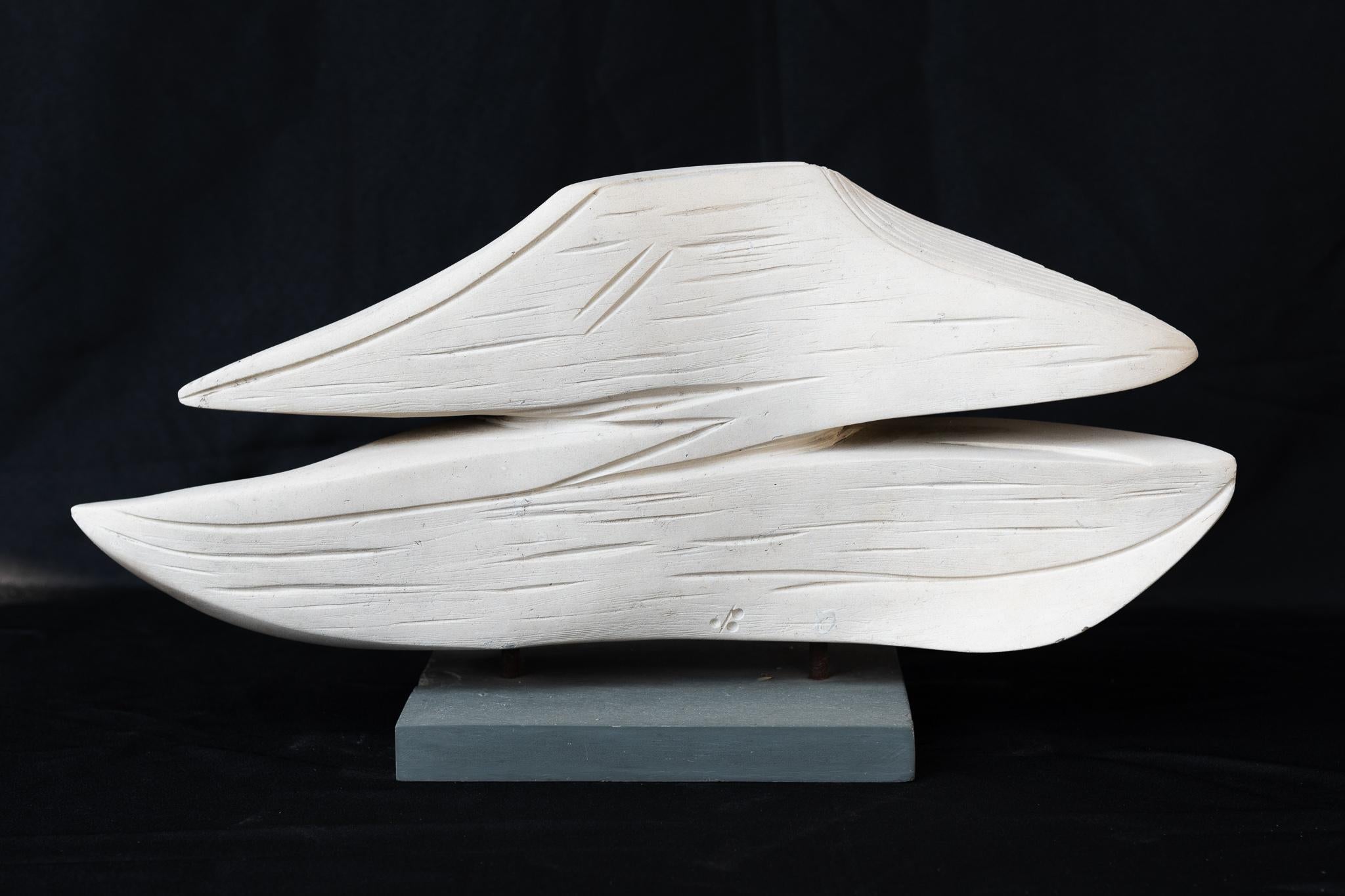 Abstract Sculpture Duff Browne - Sculpture abstraite en pierre blanche avec base en ardoise