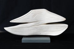 Sculpture abstraite en pierre blanche avec base en ardoise