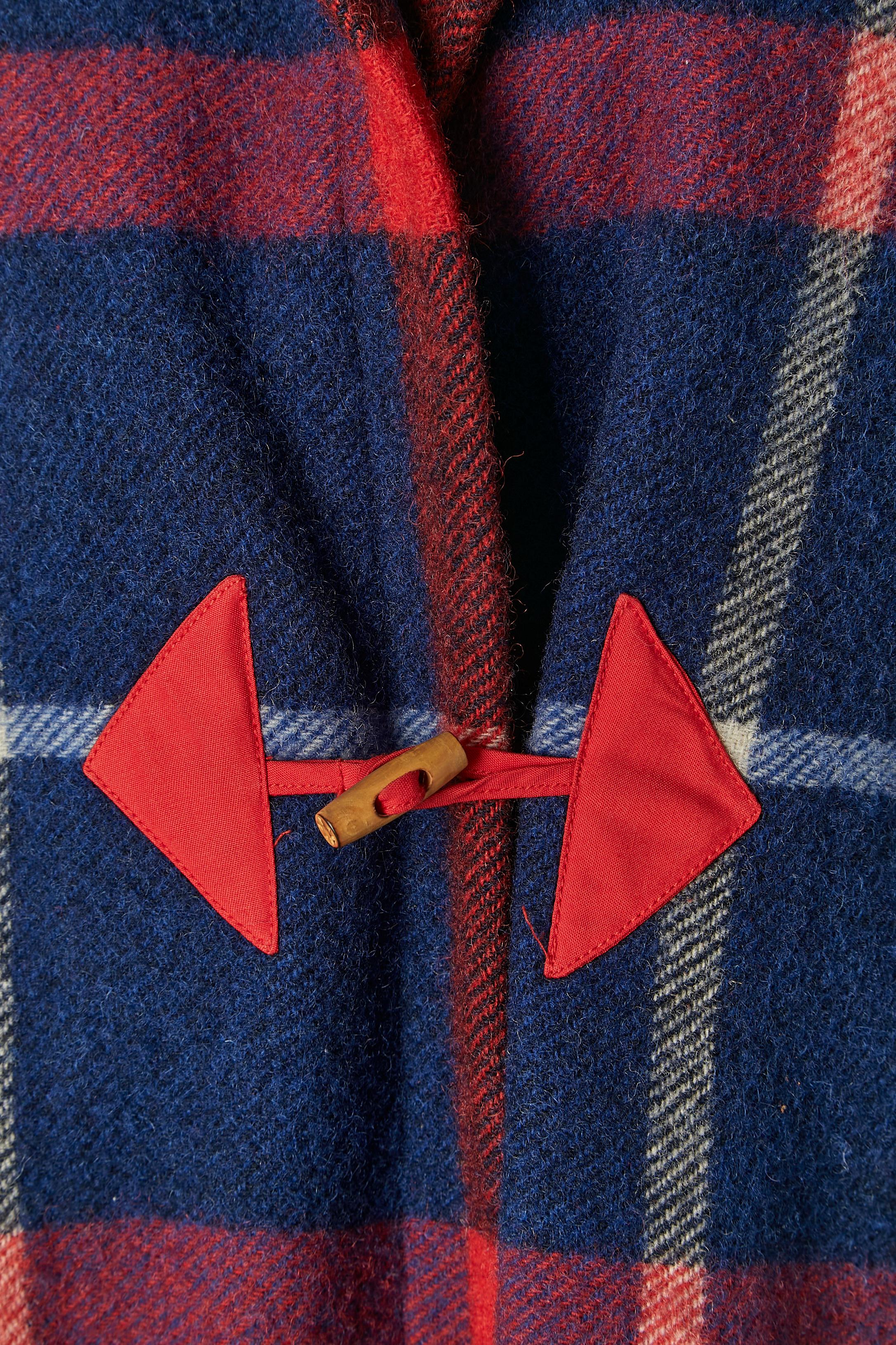 Cappotto a manica larga in lana con cappuccio e motivo Tartan. Il tessuto rosso è realizzato in cotone e poliestere. Chiusura con bottoni Wood e asola sul centro della fronte. Tasca su entrambi i lati.
TAGLIA L 
